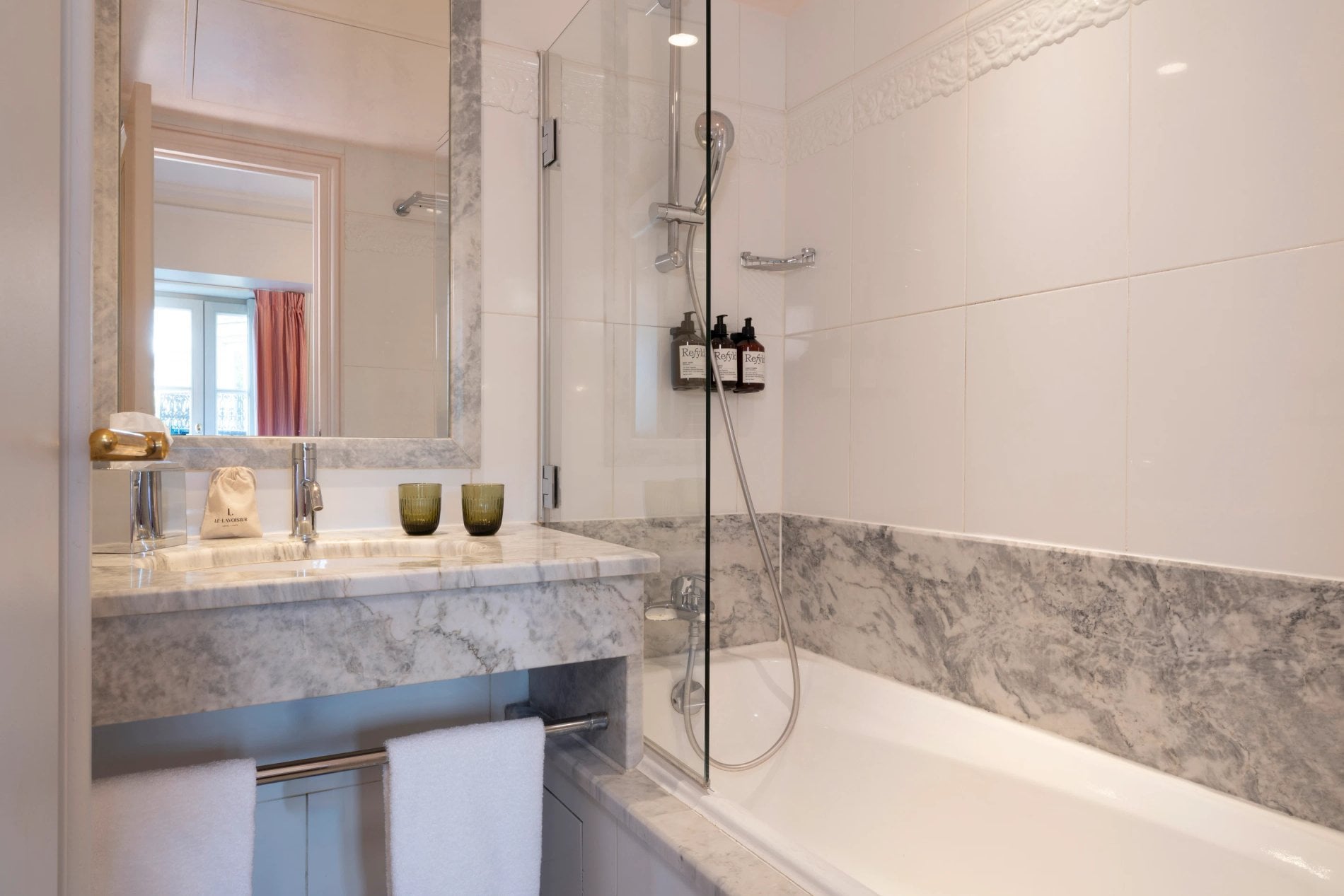 Hôtel Le Lavoisier Chambre Supérieure Balcon Salle de Bain Baignoire