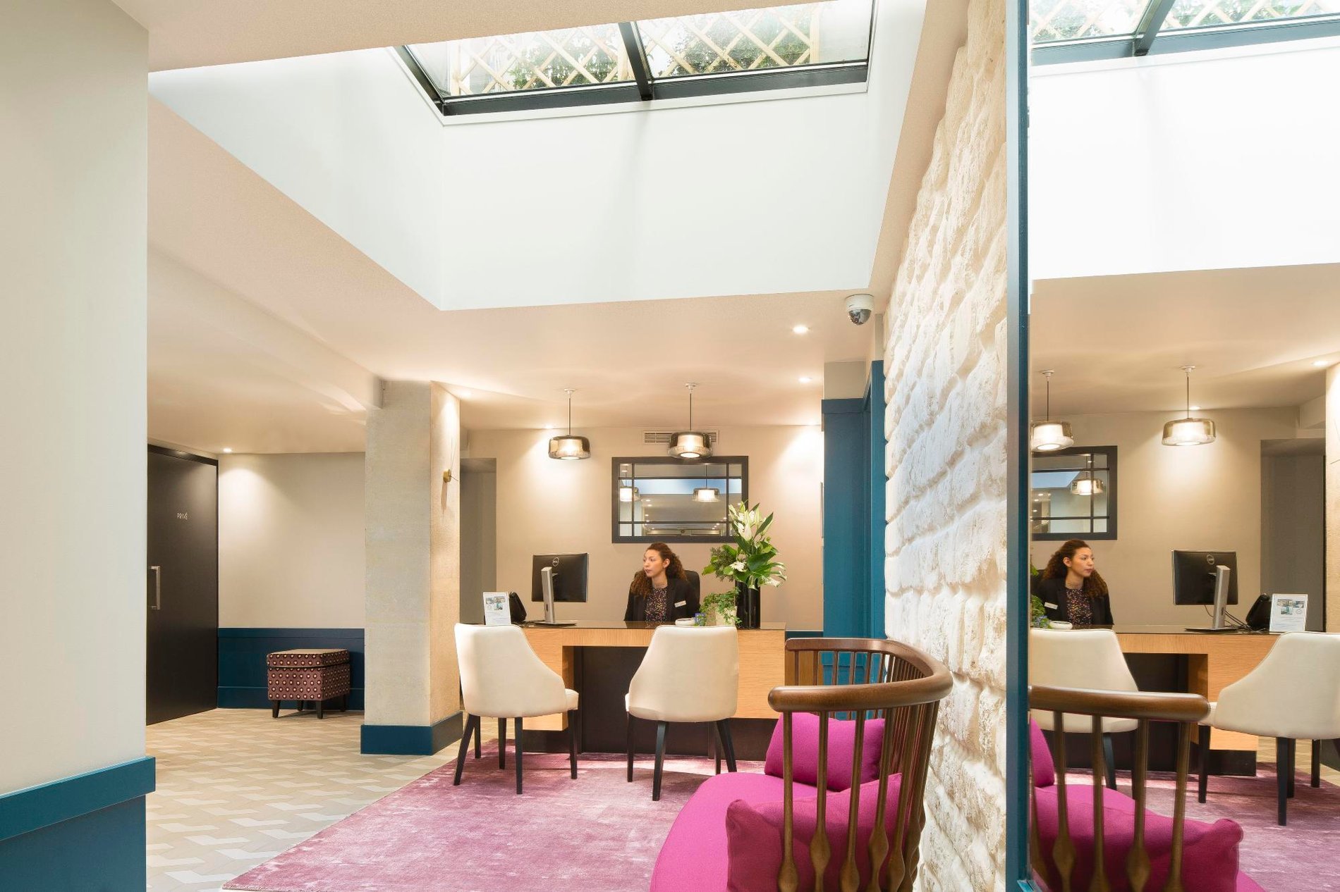 Hotel Les Matins de Paris Reception Concierge Services