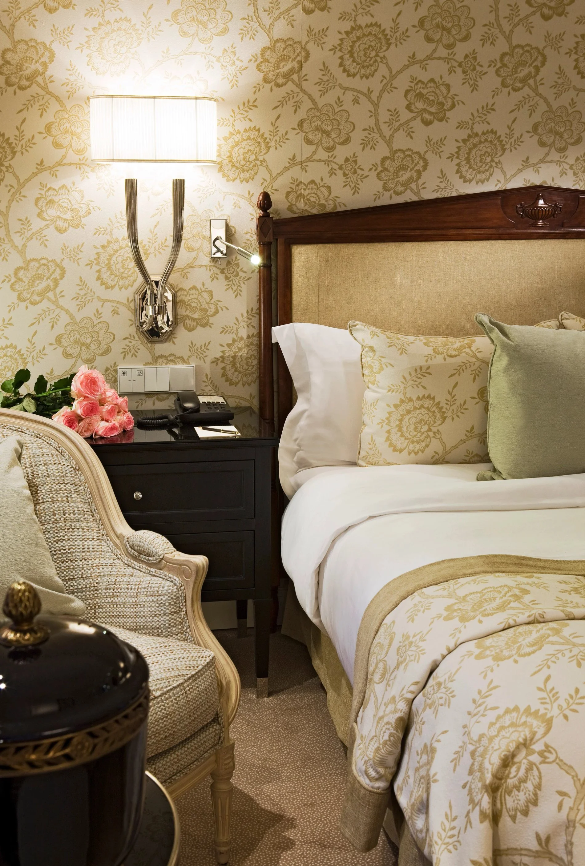 Détail d’une chambre classique de l’Hôtel San Régis à Paris, ambiance florale et mobilier raffiné.