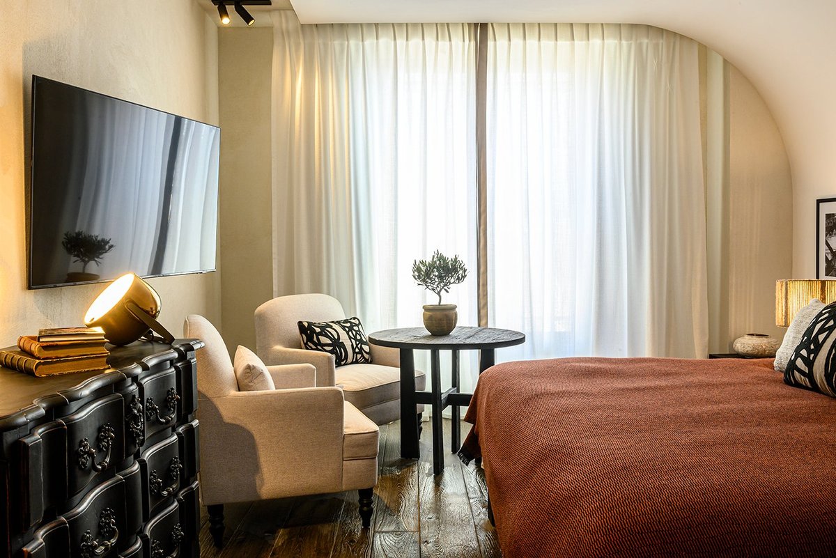 Isle de Leos, Chambre raffinée avec mobilier élégant et lumière naturelle à L'Isle de Leos