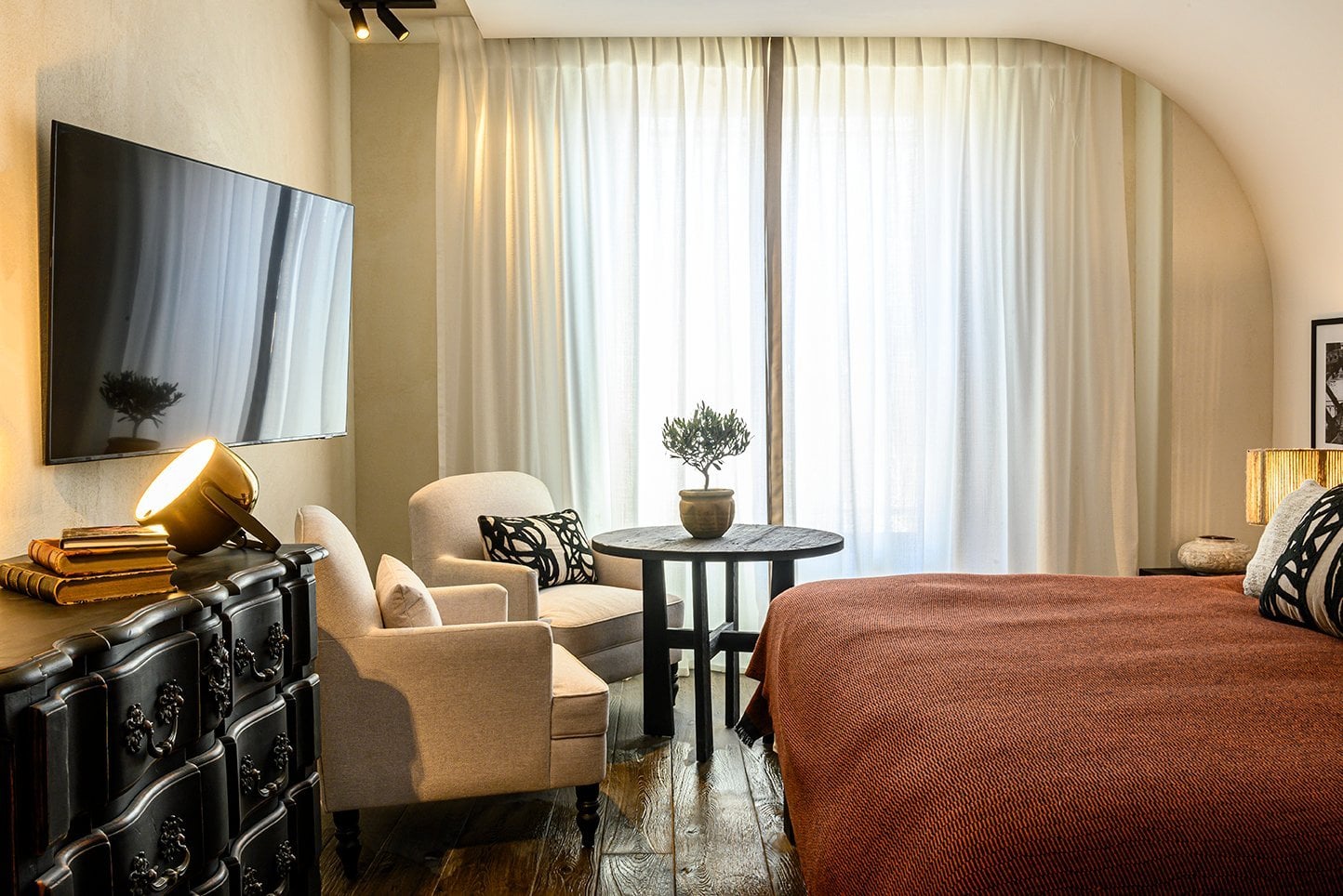 Chambre raffinée avec mobilier élégant et lumière naturelle à L'Isle de Leos