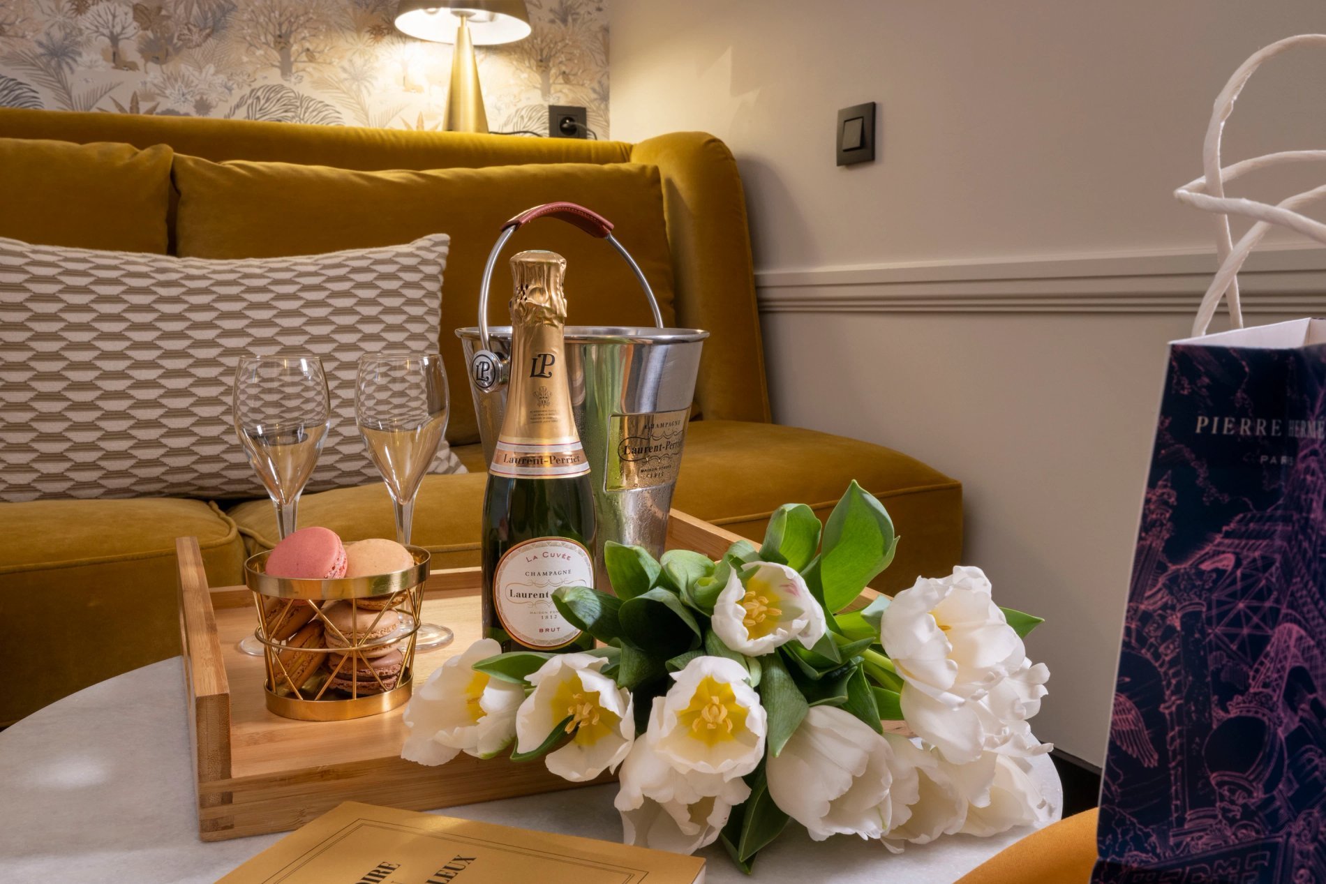 Services de la suite romantique de l'hôtel Gramont près de l'Opéra Garnier de Paris