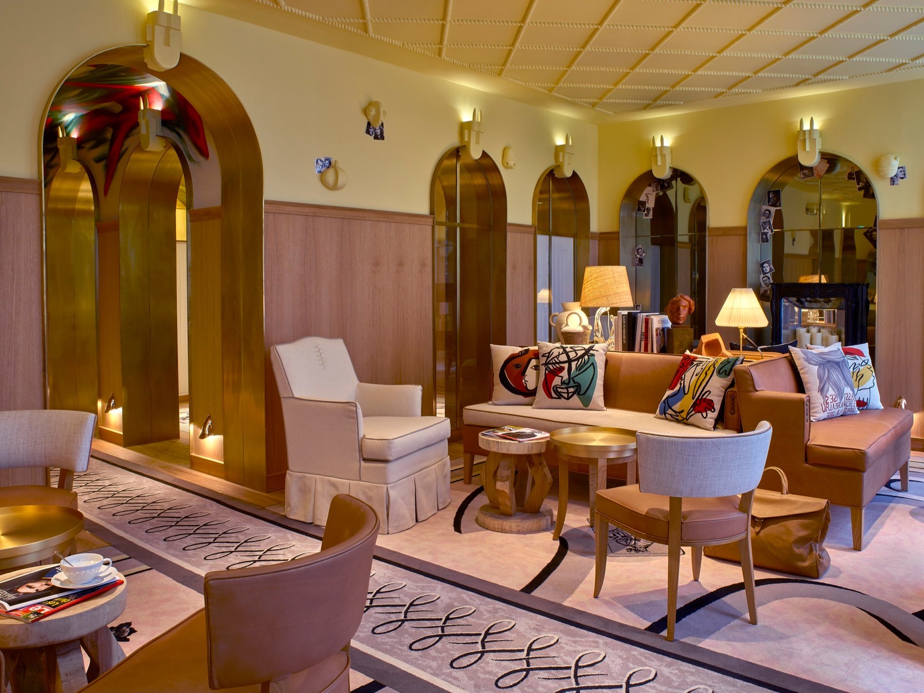 9 confidentiel hotel lobby