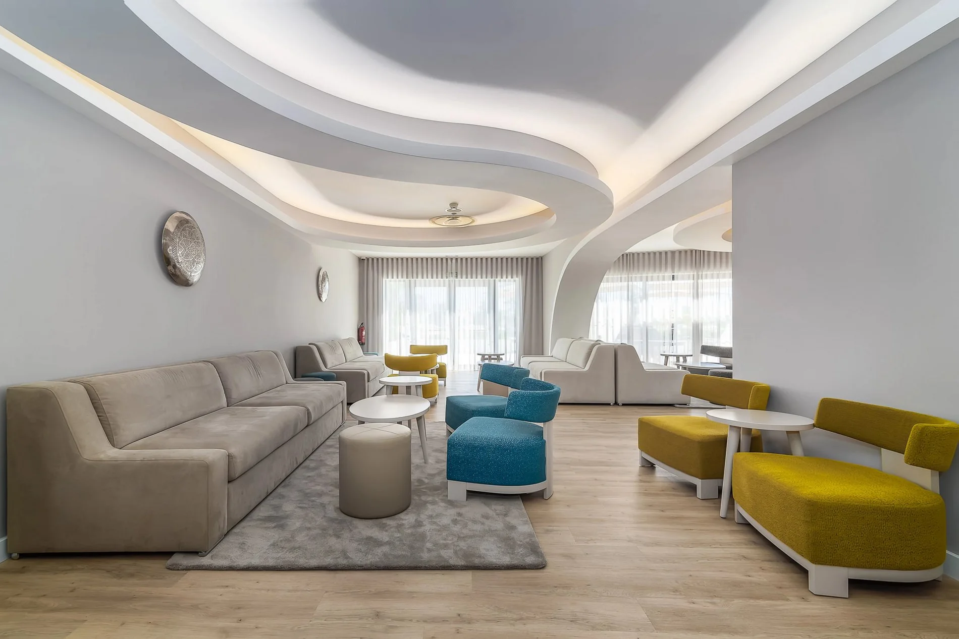 Espace avec canapés et tables confortables au Al Bar de l’Hôtel Jupiter Albufeira