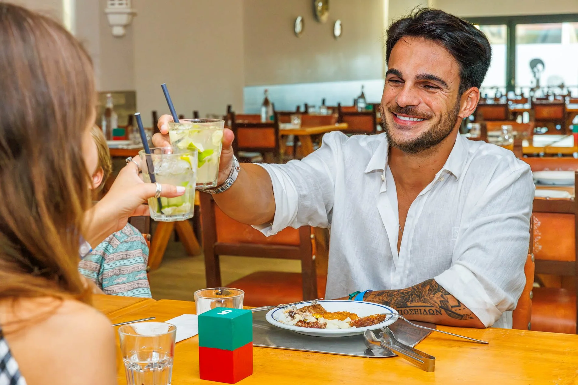 Couple trinquant au restaurant Taberna de l’Hôtel Jupiter Albufeira