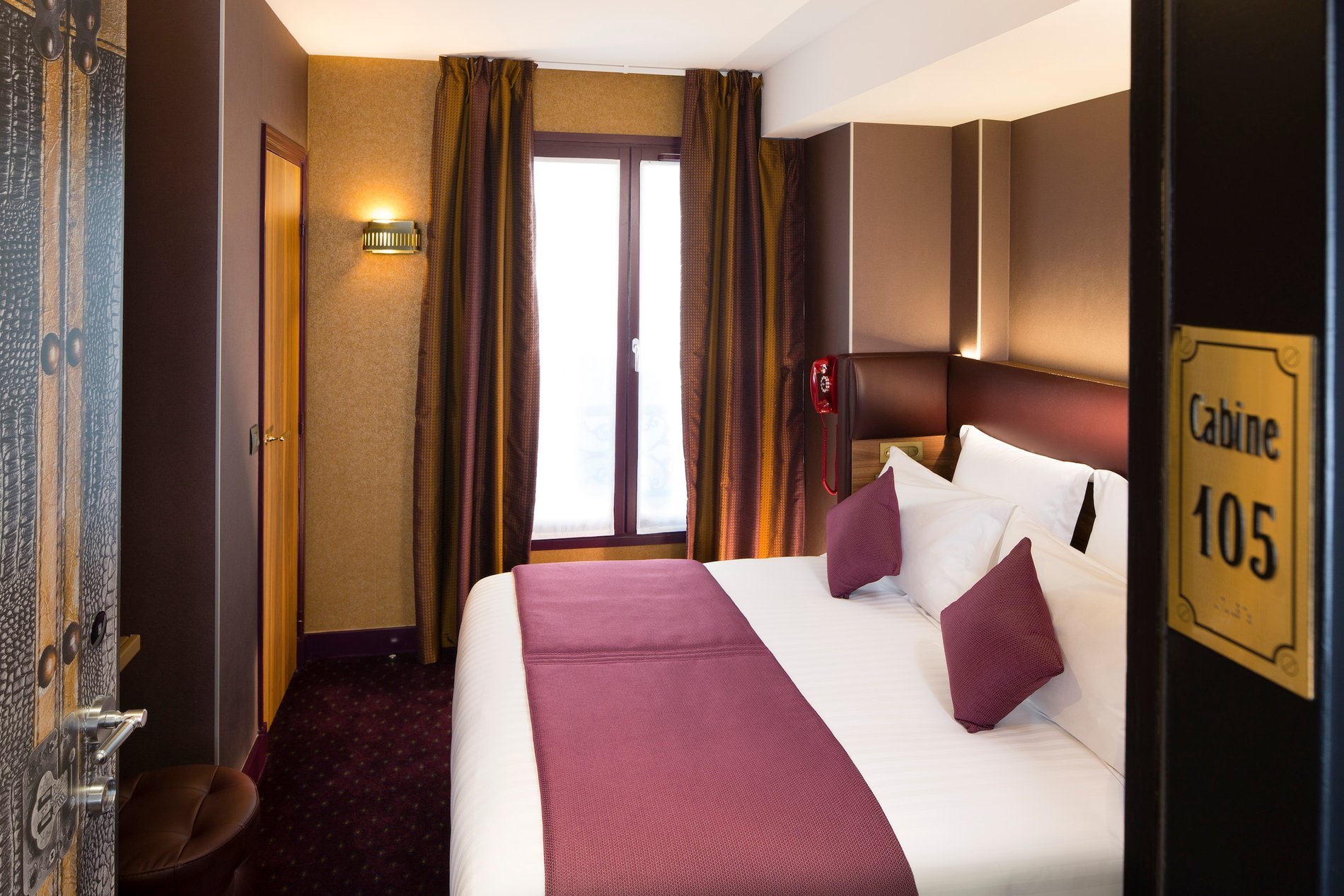 Hotel Whistler Double Room Desk