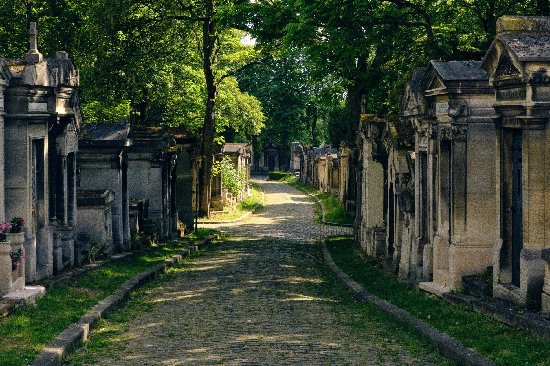 Promenade paisible dans un cimetière à proximité du Timhotel Nation