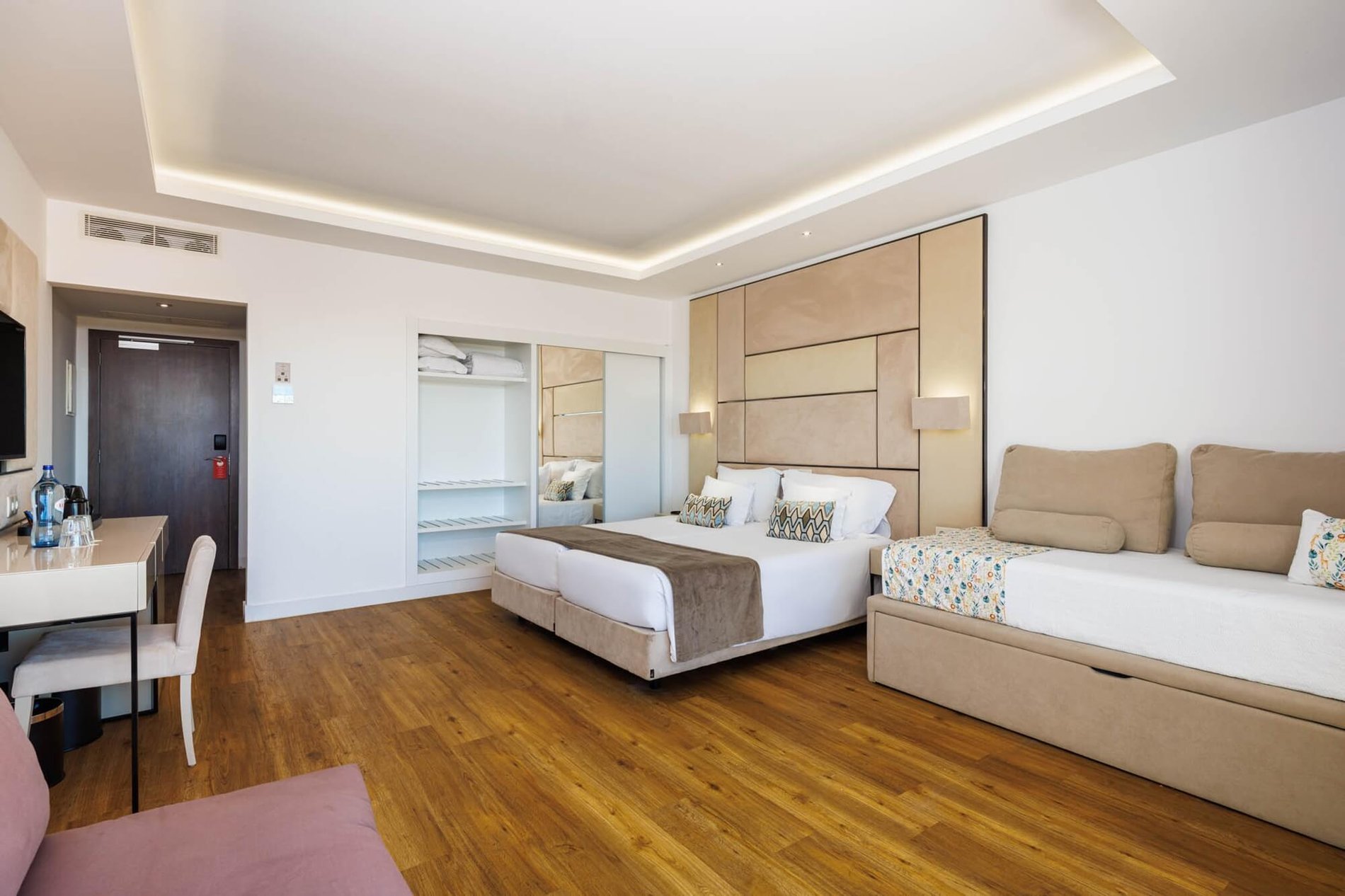 Chambre familiale confortable et spacieuse avec tente, canapé et balcon à l’Hôtel Jupiter Albufeira