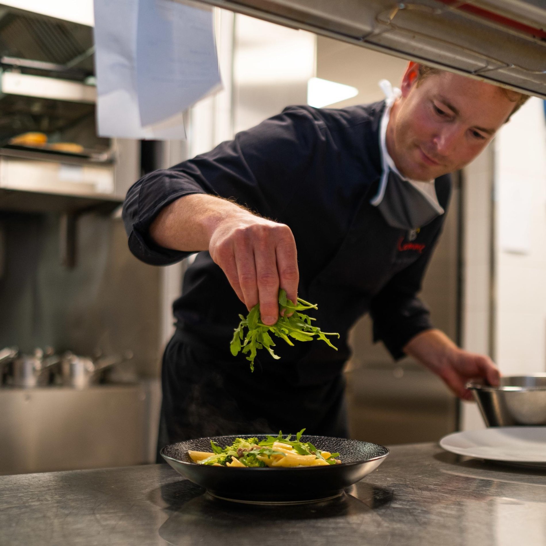 Een toegewijde chef bereidt heerlijke maaltijden voor uw team building.