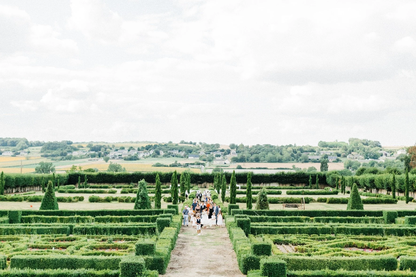 Vue sur les jardins à la française du château Coudray Montpensier.