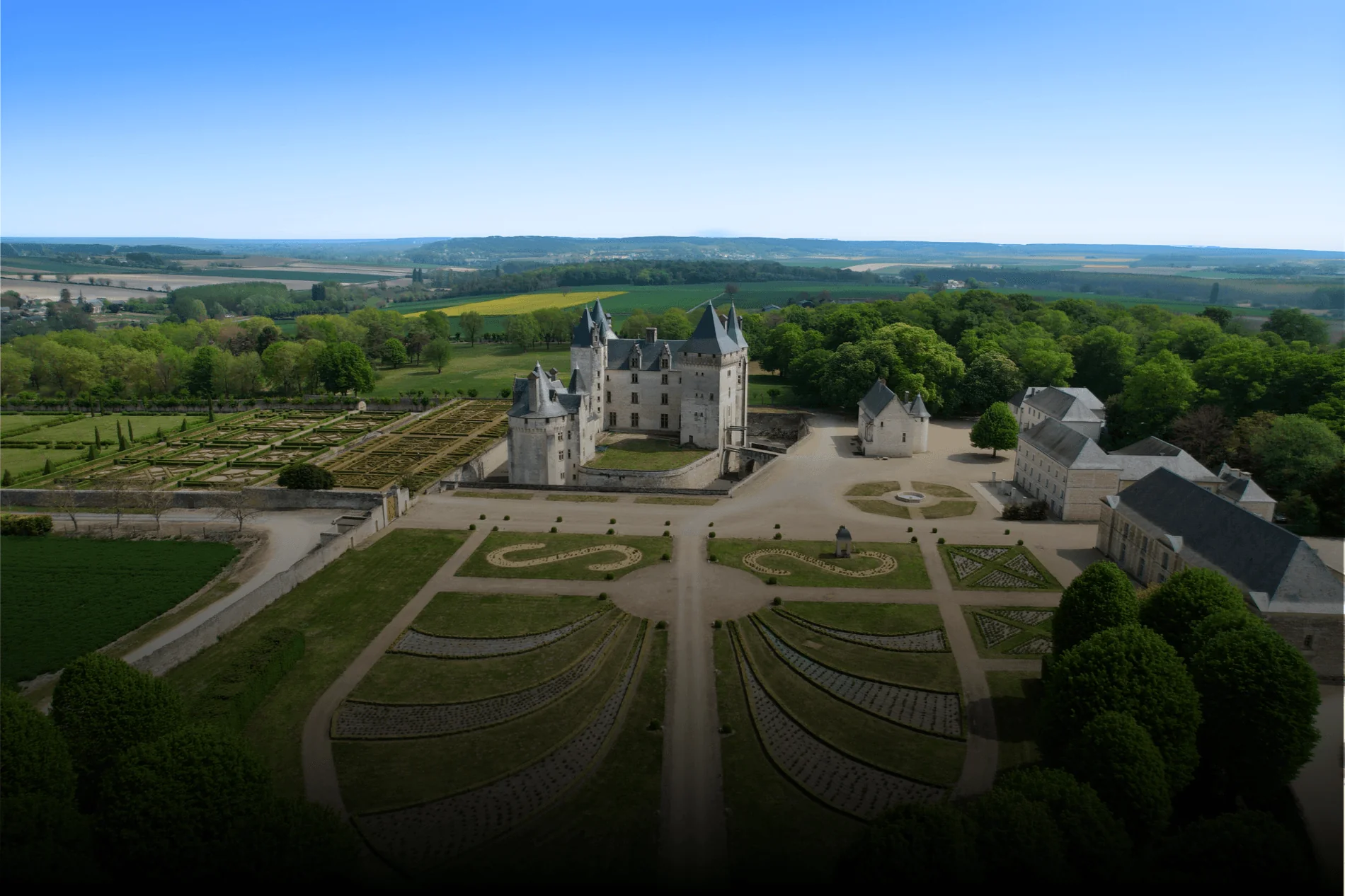 Vue imprenable sur le château Coudray Montpensier avec ses jardins à la française.