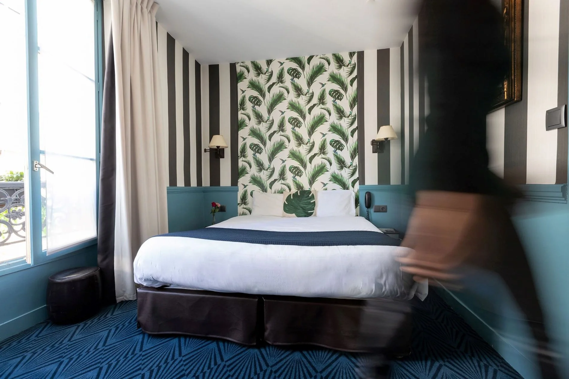 Chambre Théâtre de l'Hôtel du Théâtre avec lit double, décoration contemporaine et ambiance élégante au cœur de Paris 17.