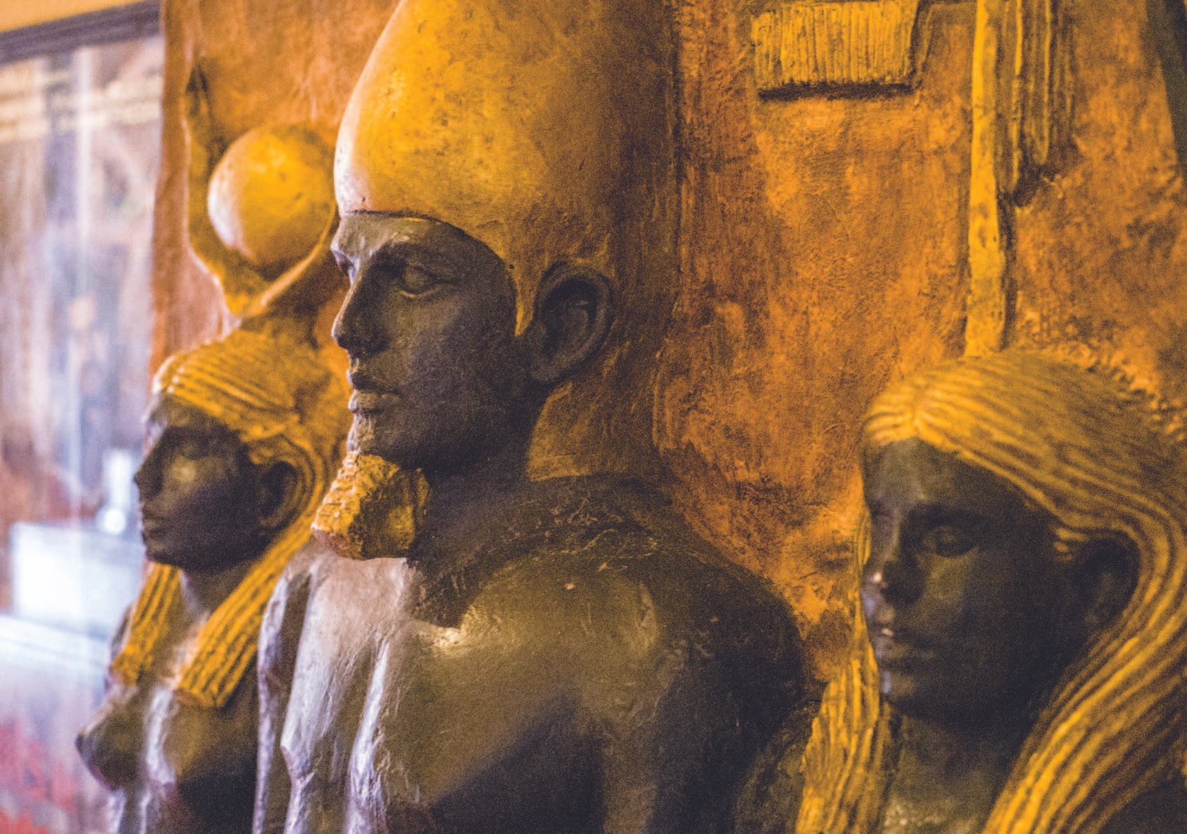 Statues égyptiennes utilisées comme décor cinéma au Berbère Palace