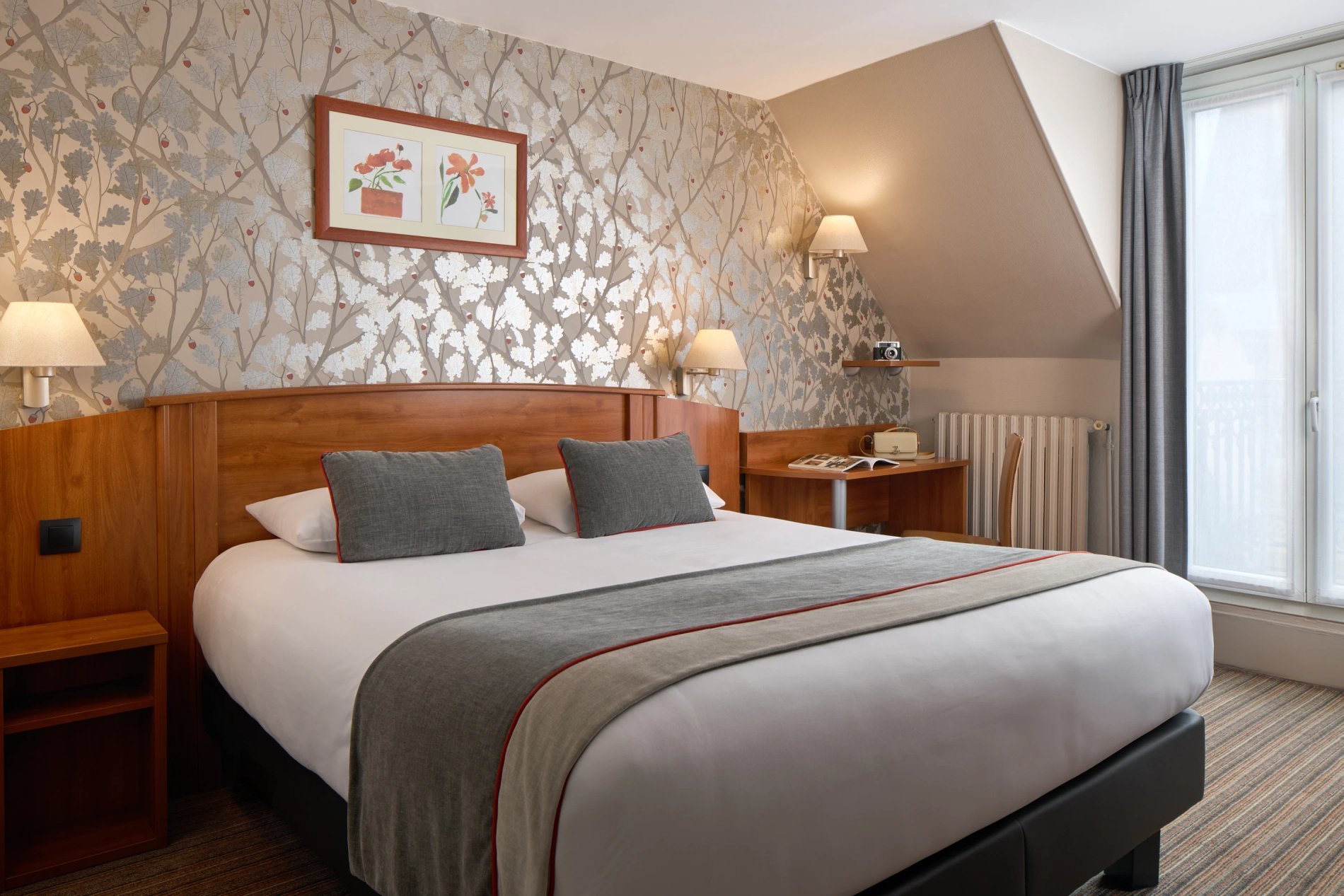 Chambre Confort Double au Timhotel, grand lit, décoration élégante