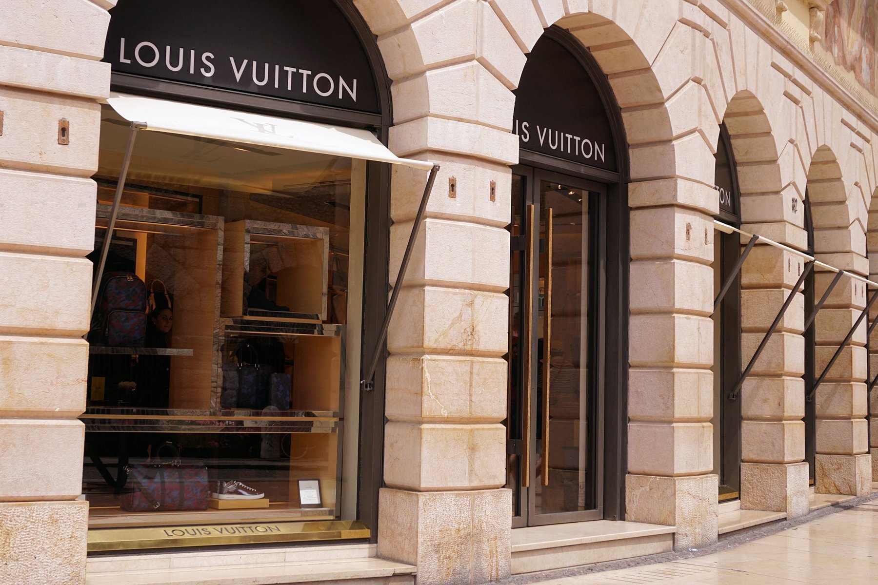 Elegant Louis Vuitton storefront near Hôtel San Régis, in the heart of the Parisian Golden Triangle.
