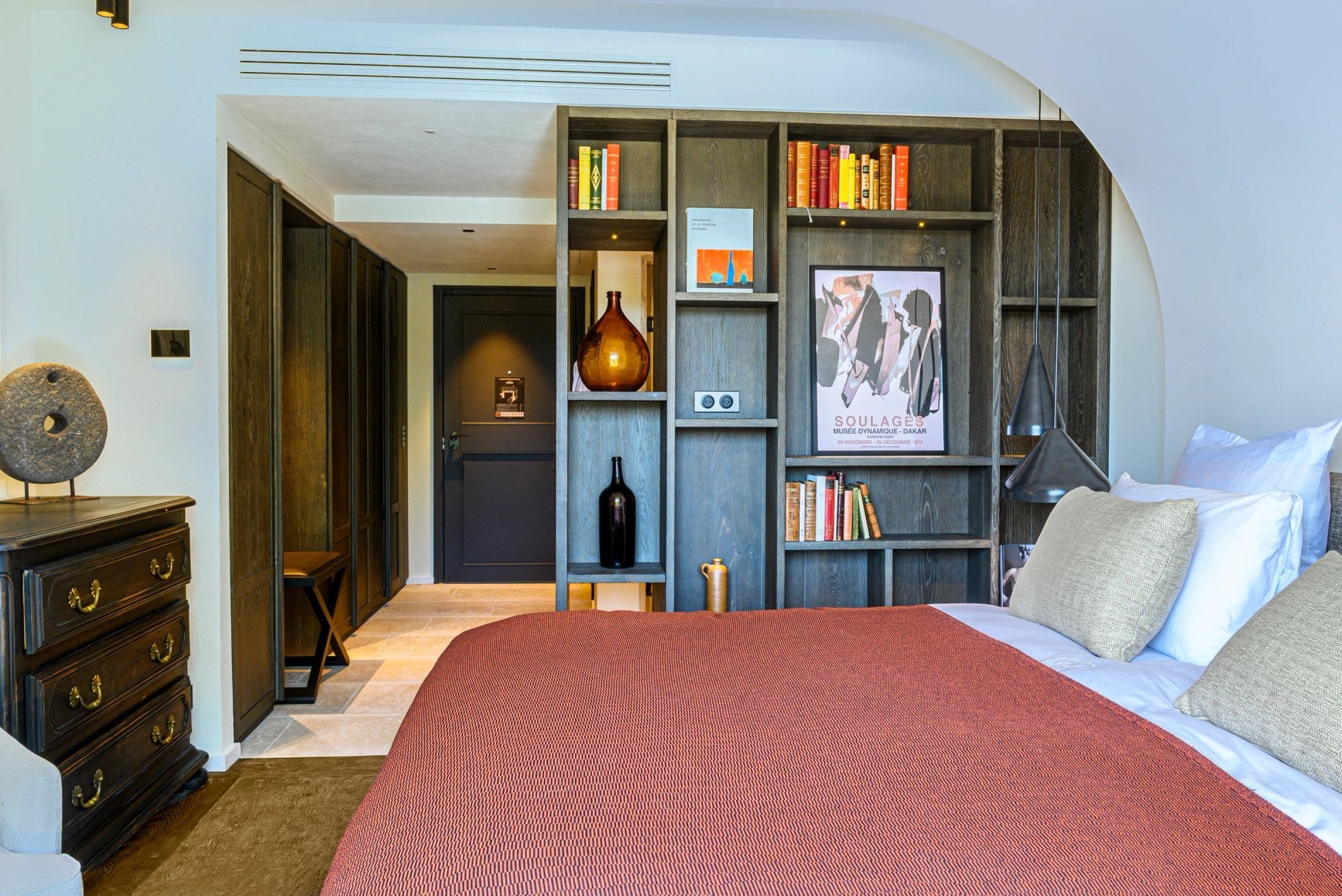 Suite lumineuse avec lit double et bibliothèque à L’Isle de Leos.