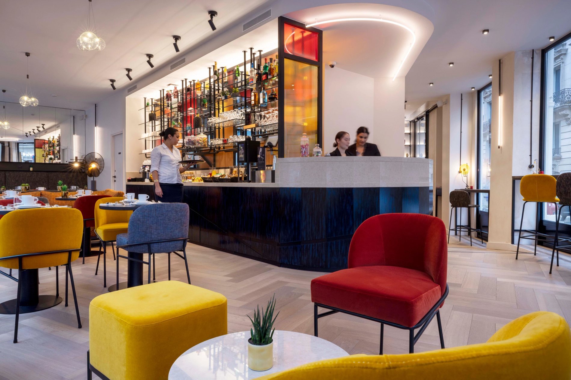 Bar coloré et espace lounge à l’hôtel Le 12, idéal pour le coworking à Paris Saint-Lazare