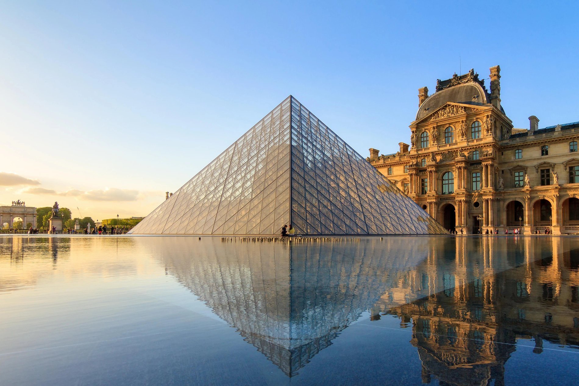 Vue sur la Pyramide du Louvre