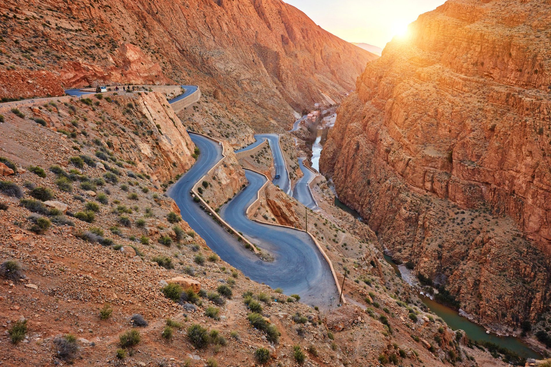 Route panoramique sinueuse dans les montagnes près de Ouarzazate