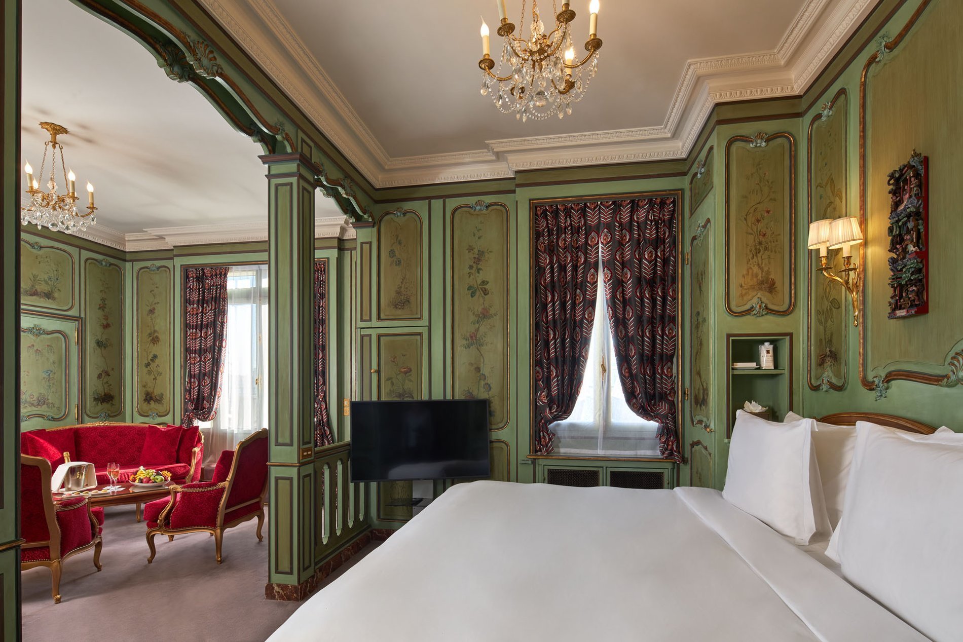 Hôtel Raphael | Bed of the Baverez Suite Terrace Eiffel Tower