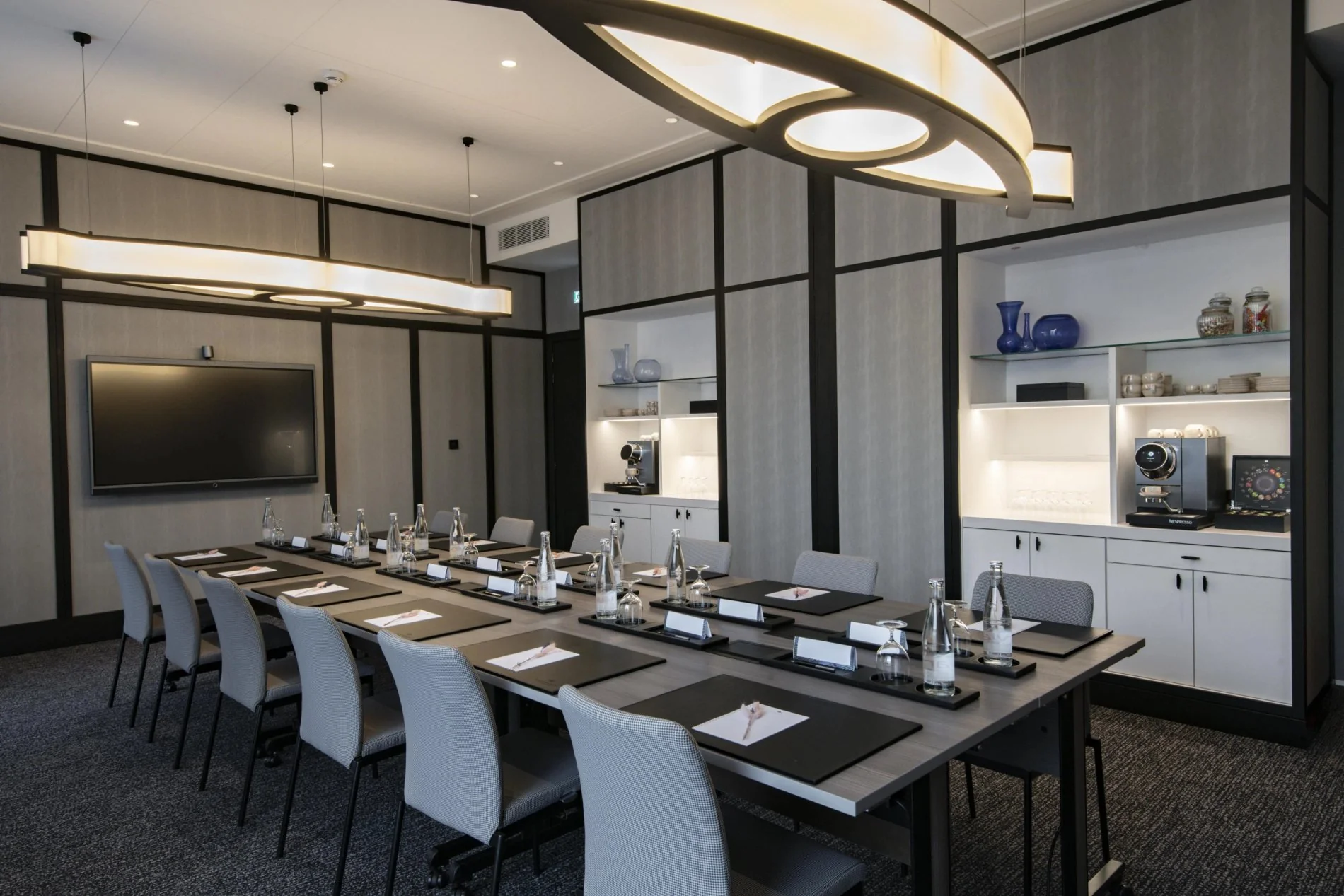Maison Albar - Le Victoria | Modern seminar room with screen and services.