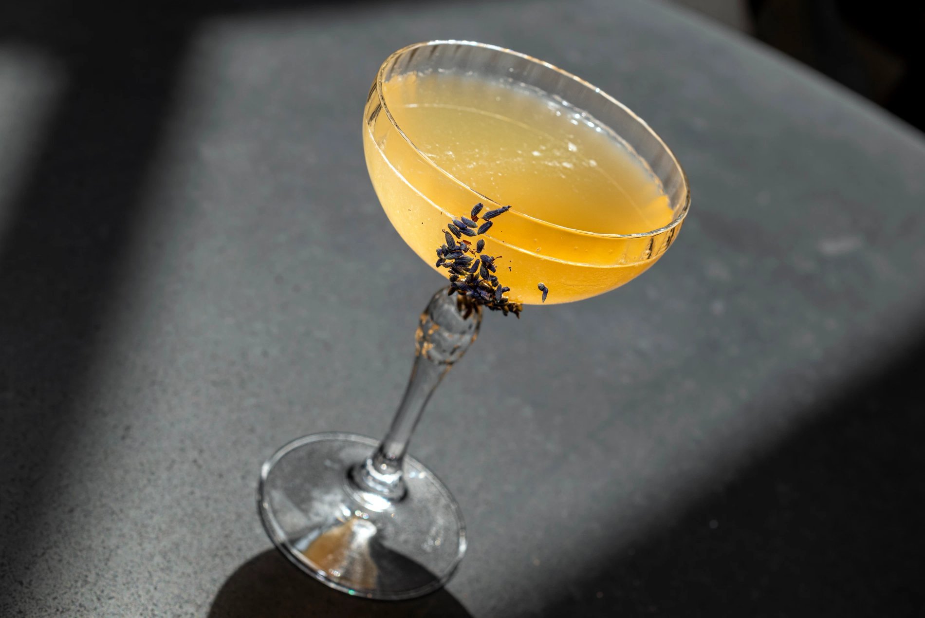 Cocktail élégant à la lavande servi au Bar Nego Chin de L’Isle de Leos.