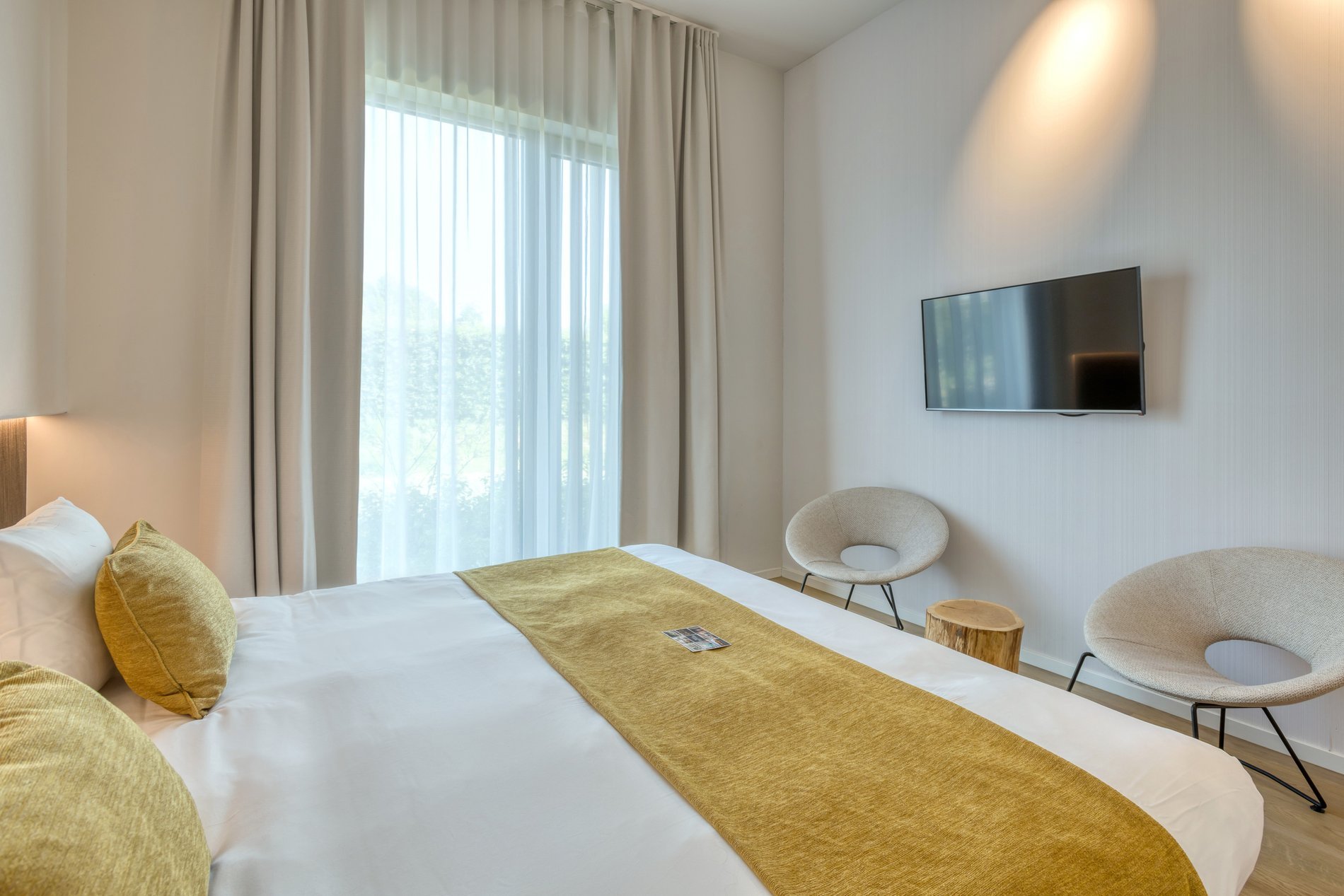 Ruime badkamer met bad en eigentijds meubilair.