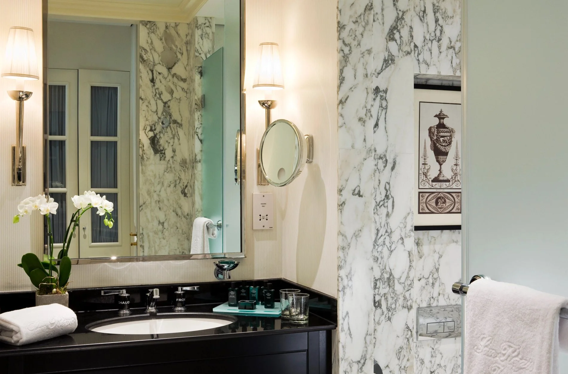 Salle de bain en marbre de la chambre classique à l’Hôtel San Régis, double vasque noire et ambiance lumineuse.