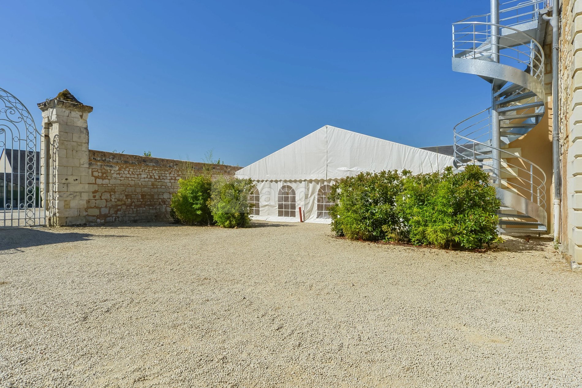 Barnum pour une réception de mariage au château.