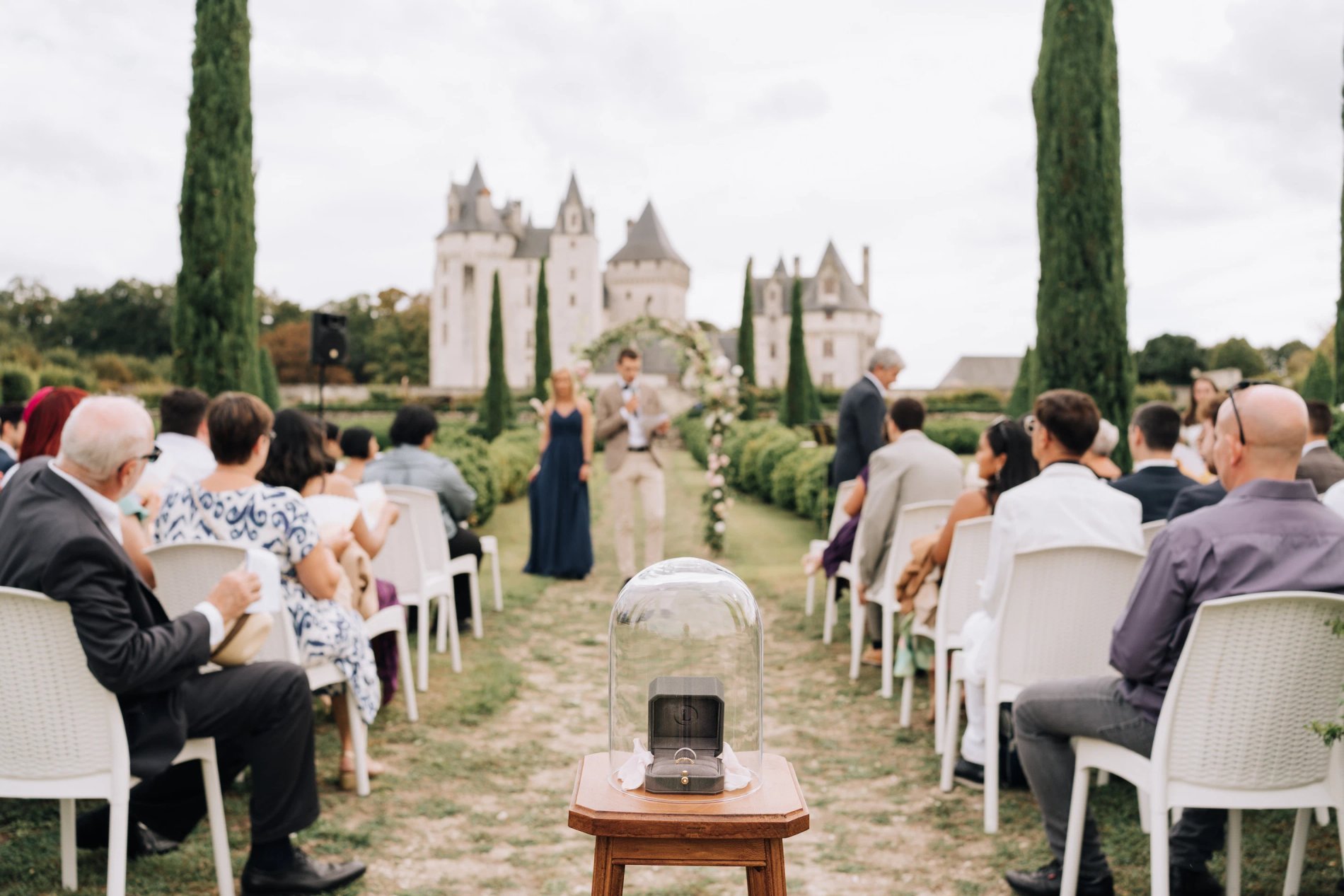 Cérémonie laïque dans les jardins du château.