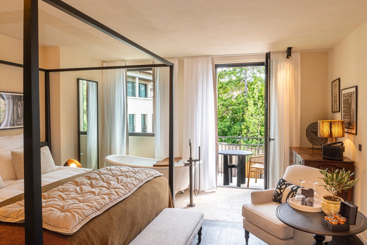 Isle de Leos, Lit à baldaquin et terrasse arborée en Junior Suite à L’Isle de Leos