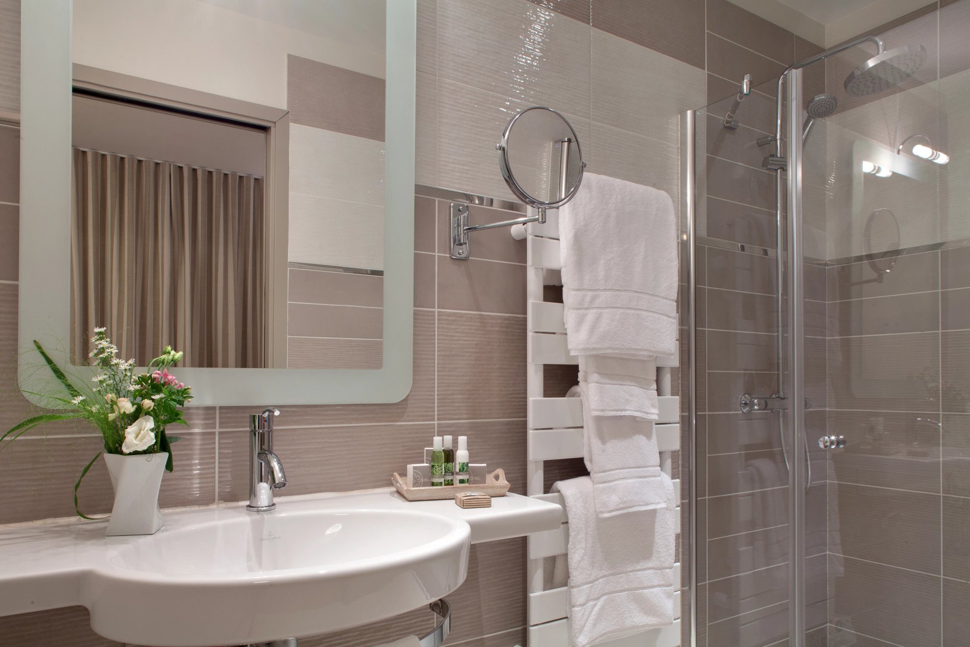 Salle de bain de l'Hôtel La Ramade avec baignoire, symbolisant un espace de détente et de bien-être.