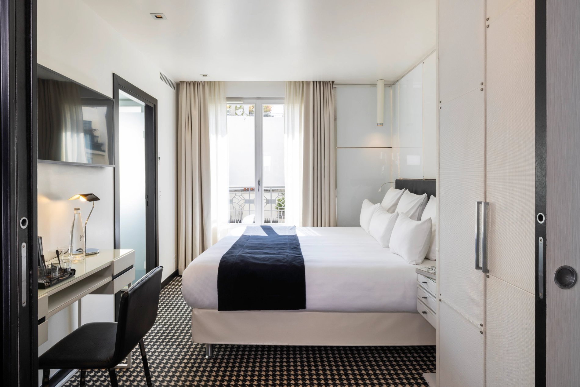 Hôtel Félicien Suite Terrasse Jacuzzi Sky Bureau Penderie