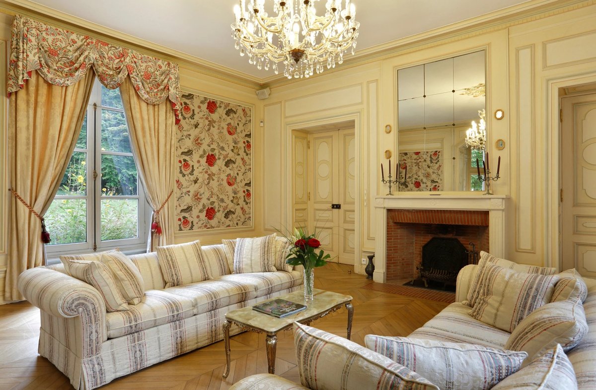Château de la Rozelle, Salon élégant avec cheminée et lustre à La Rochelle