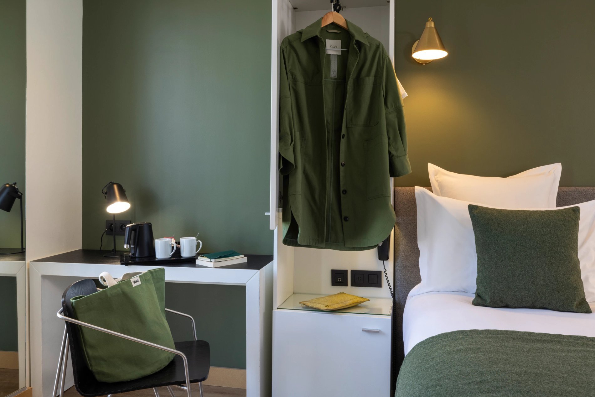 Hotel Brady Room Junior Suite Desk Kettle