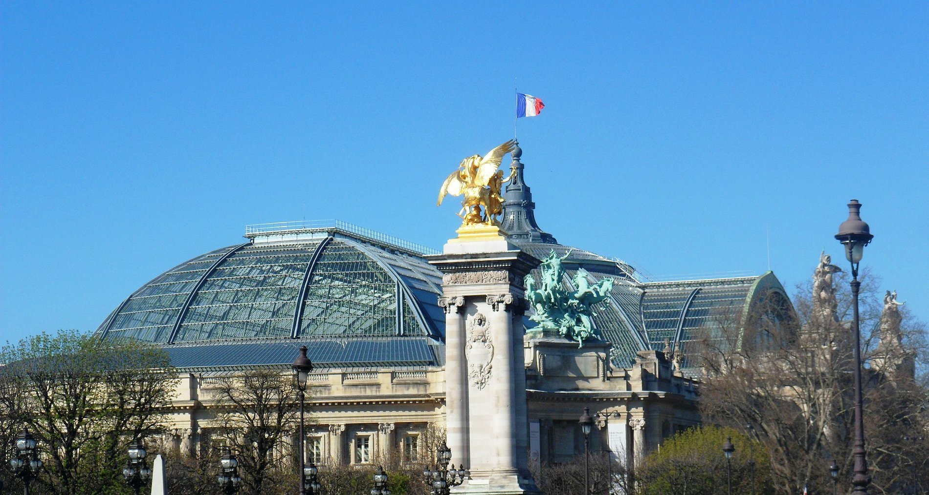 The Grand Palais with its iconic glass roof, just steps from Hôtel San Régis, a must-see for a cultural stay in Paris.