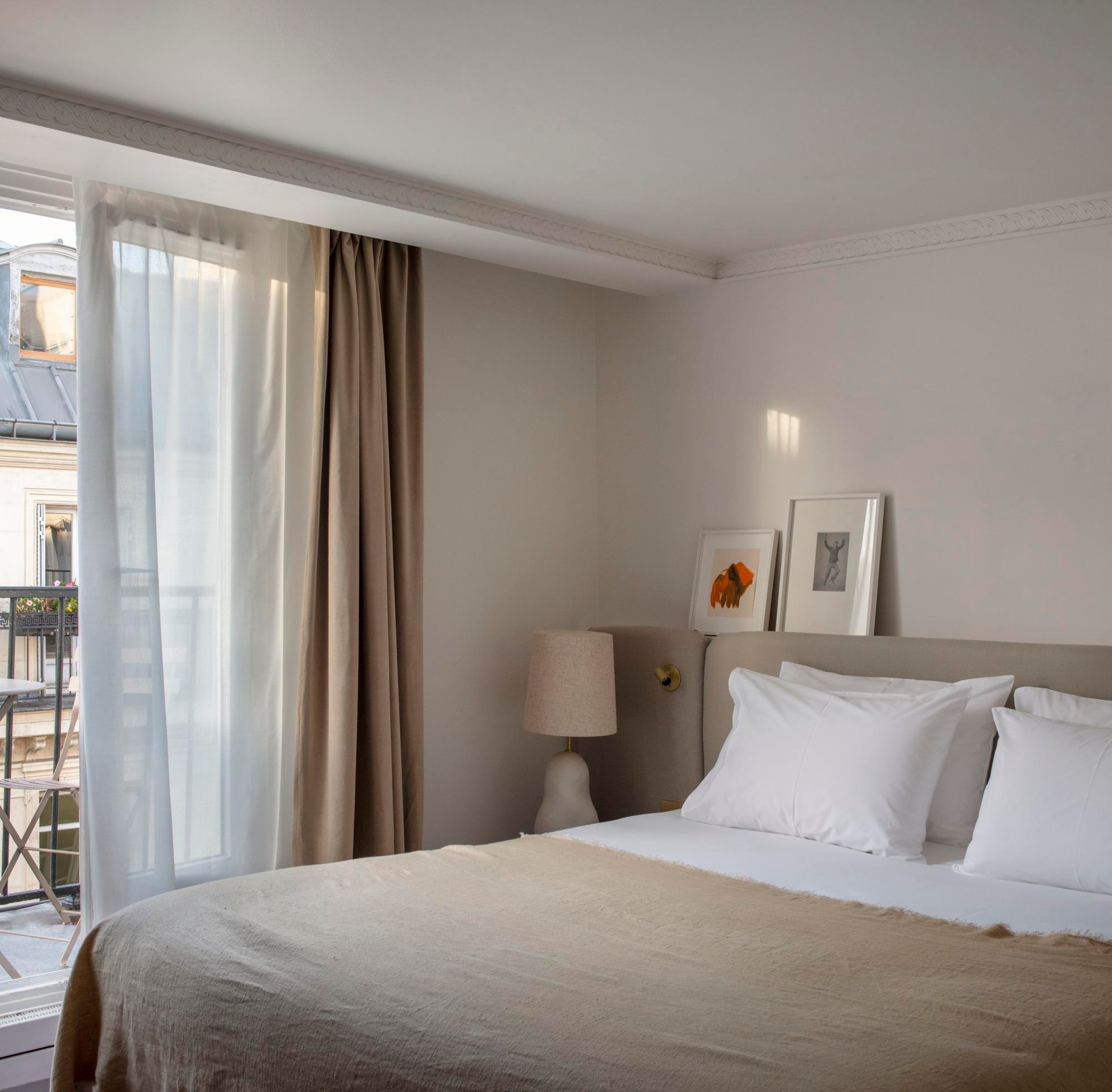 Nuage Hôtel Paris | Bed Deluxe room balcony