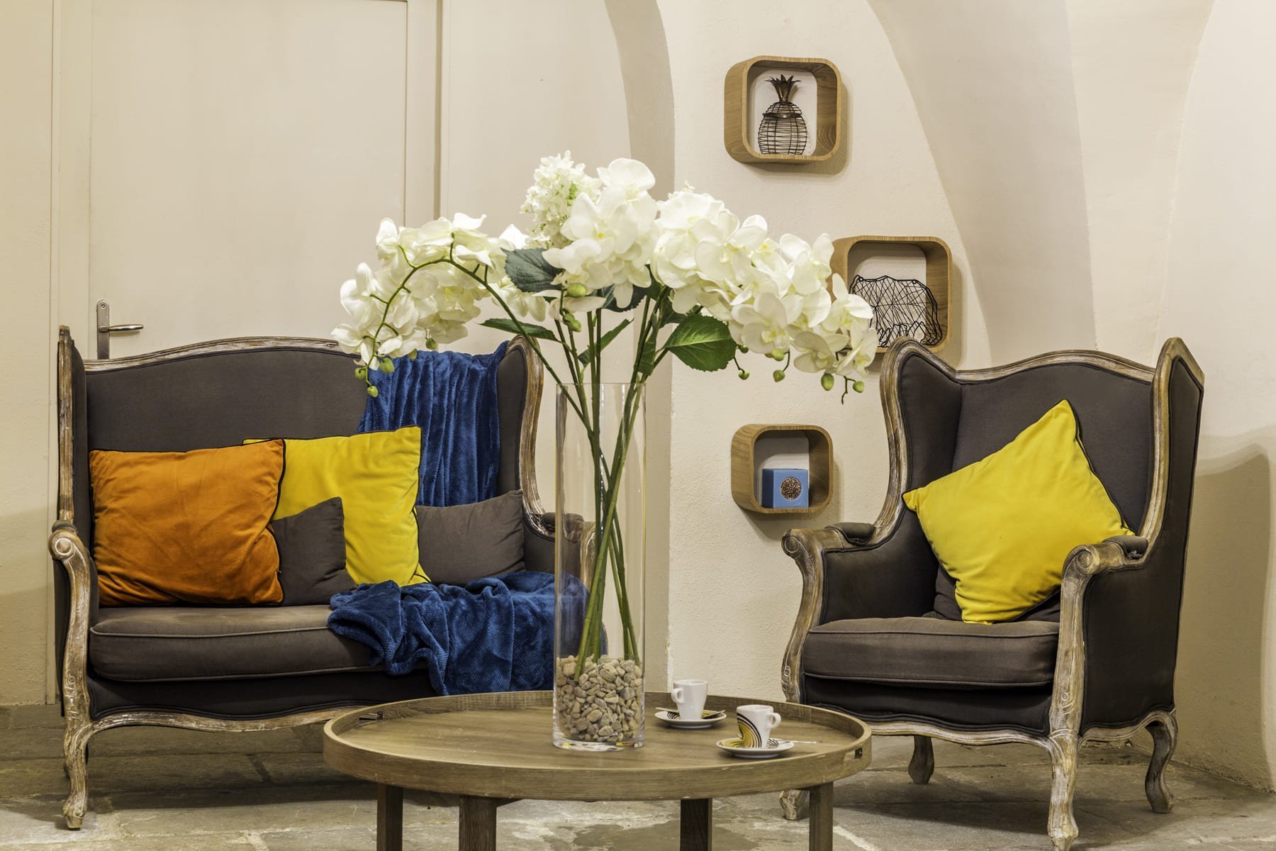 Elegant lounge at Best Western Marquis de la Baume in Nîmes with armchairs and floral decoration