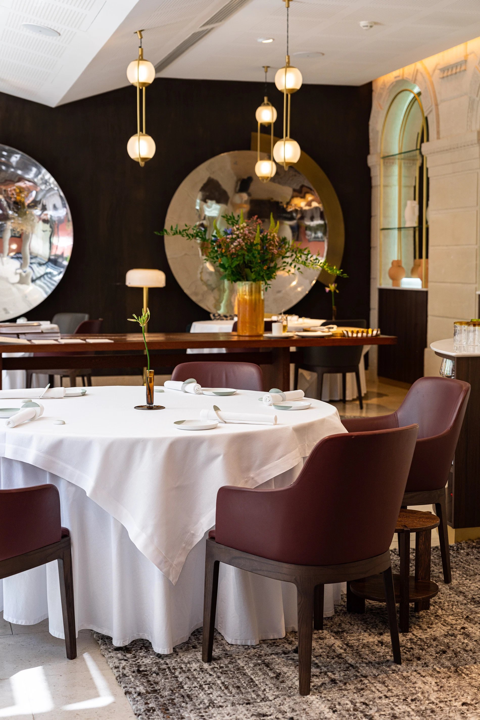 Elegant dining room set for a meal at DUENDE, Maison Albar - L'Imperator in Nîmes.