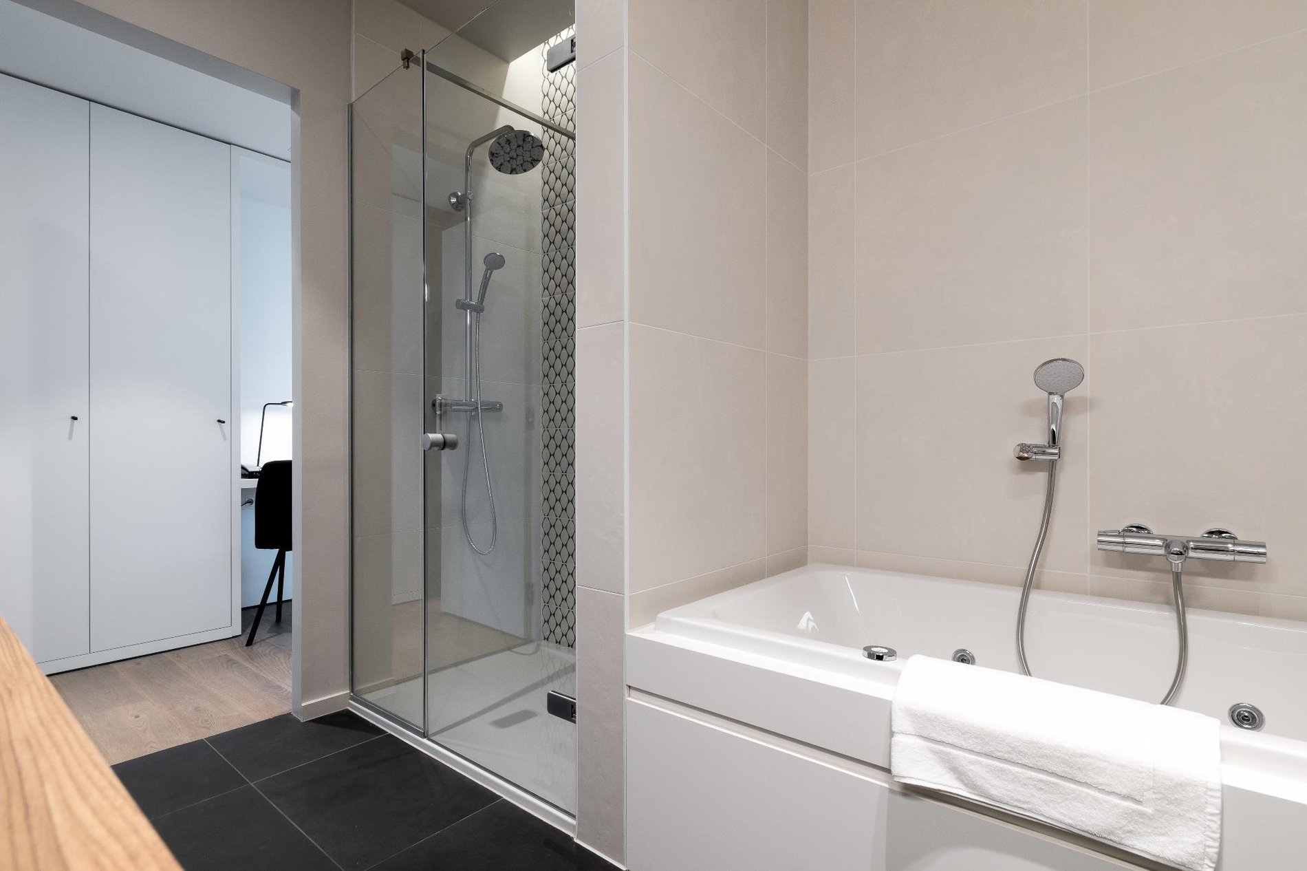 Moderne badkamer met douche en bad in de Exceptional kamer.
