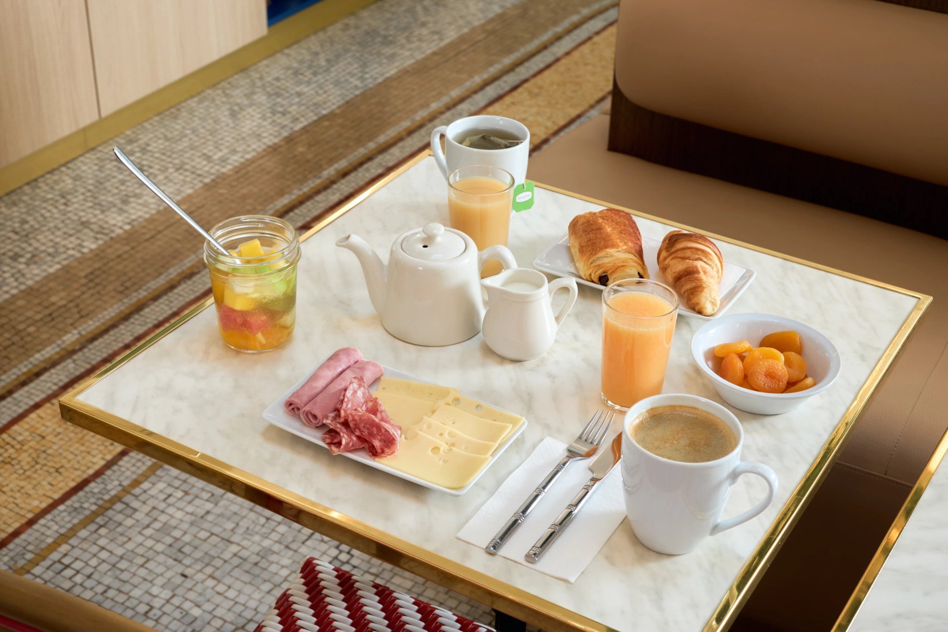 Petit déjeuner de l'hôtel Timhotel, servi avec viennoiseries et café