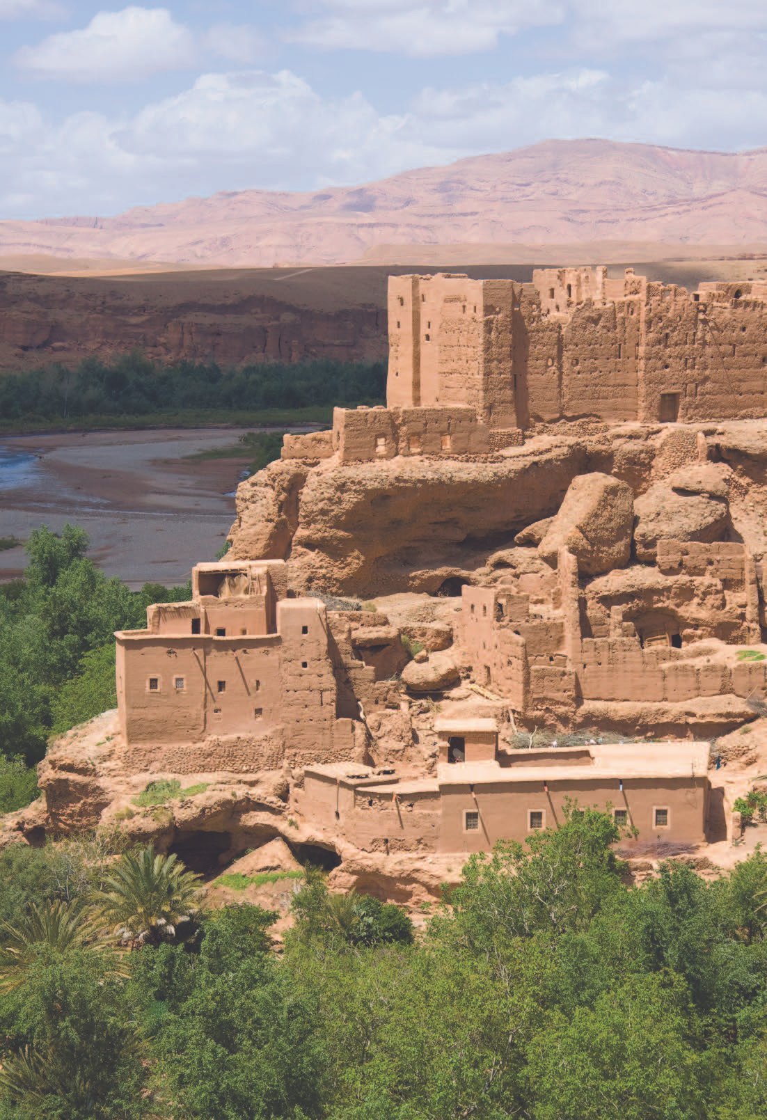 Kasbah traditionnelle surplombant une vallée verdoyante près du Berbère Palace