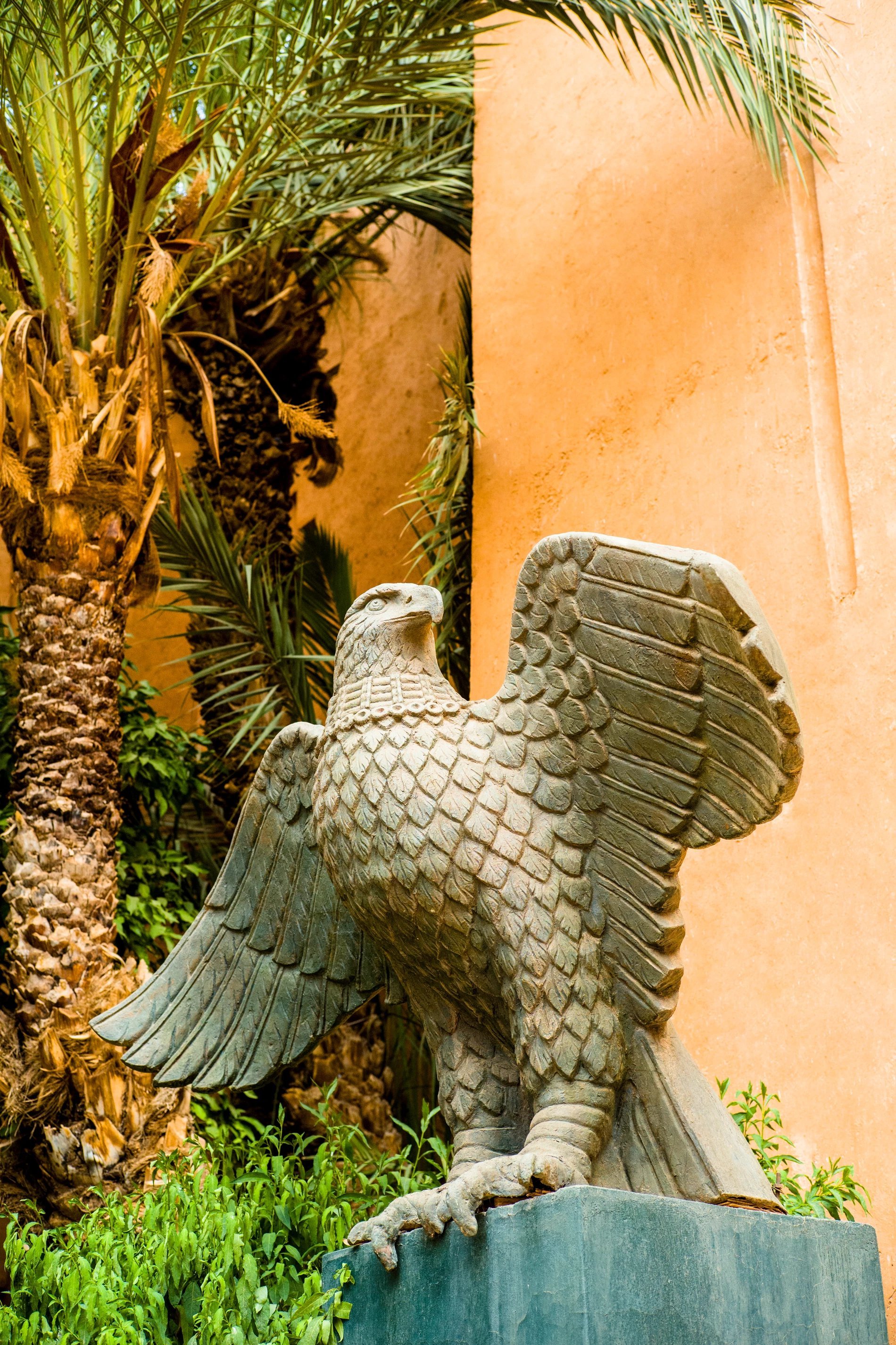 Sculpture d’aigle en pierre sous les palmiers du Berbère Palace