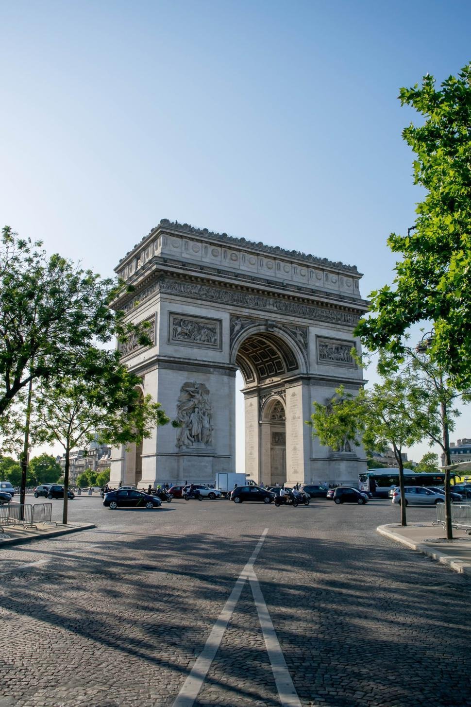 Arc de Triomphe, monument emblématique de Paris facilement accessible depuis l’Hôtel Glasgow Monceau