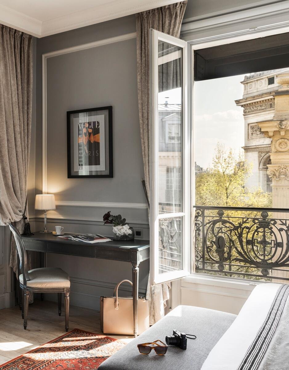 Luxury hotel with a view on the Arc de Triomphe