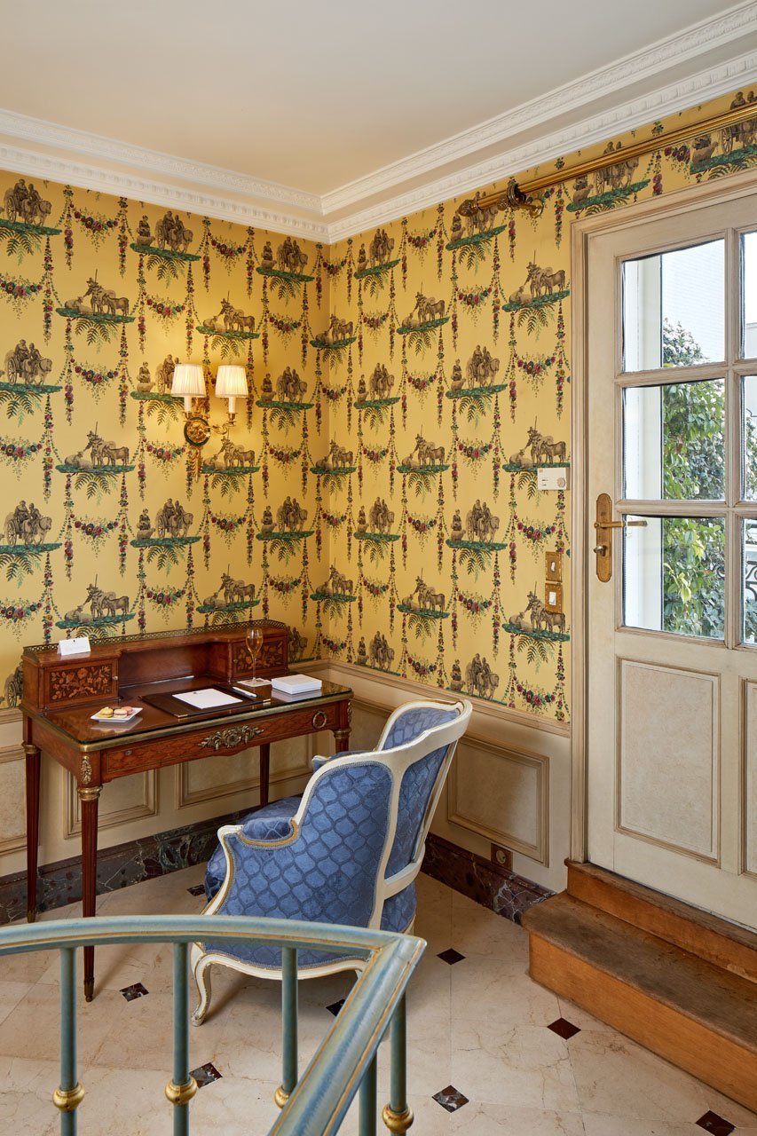 Hôtel Raphael | Desk of the Suite Parisienne Terrace Eiffel tower - arc de Triomphe