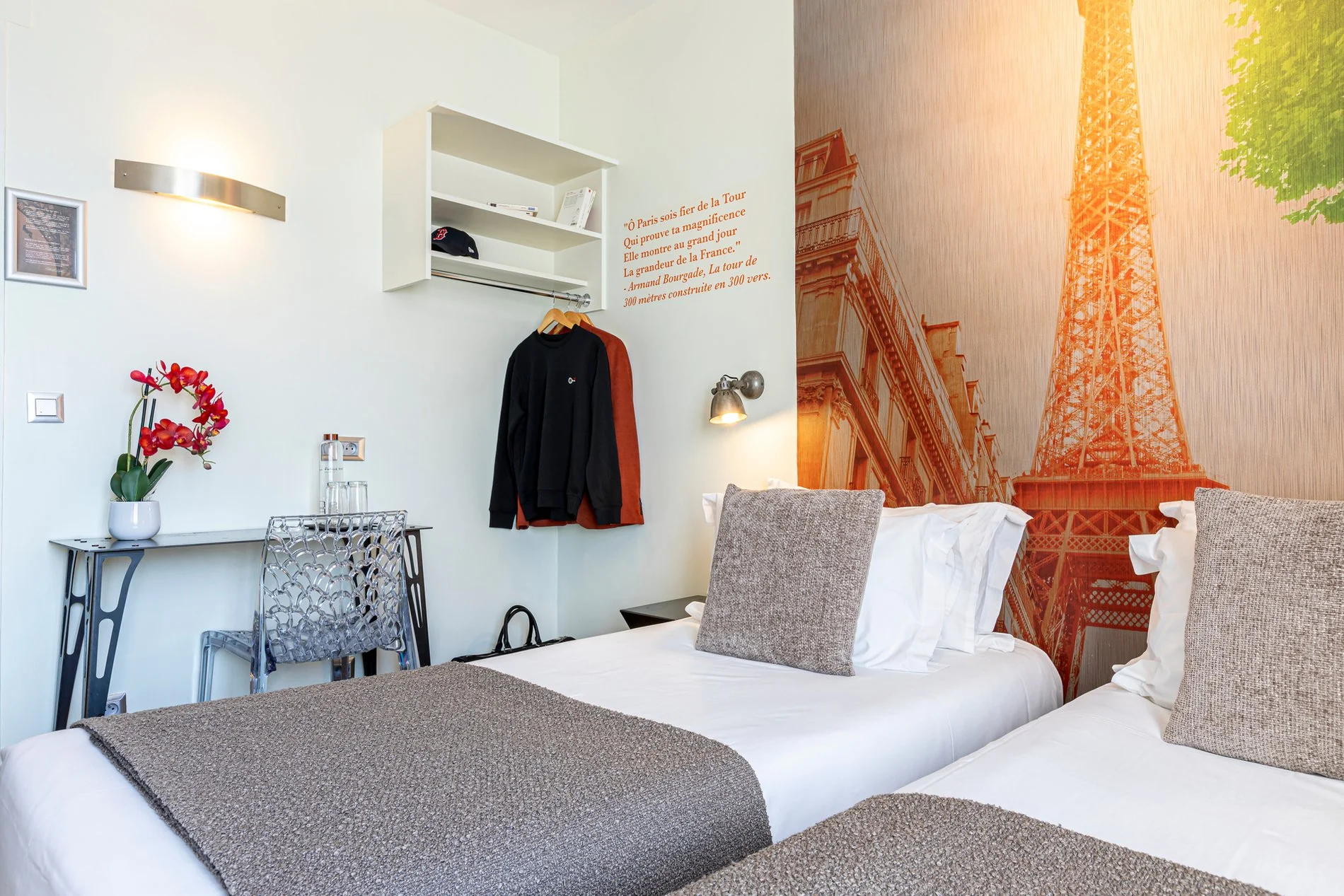 Chambre Twin Eiffel de l'Hôtel Alpha Paris Eiffel avec décoration inspirée de la tour Eiffel.