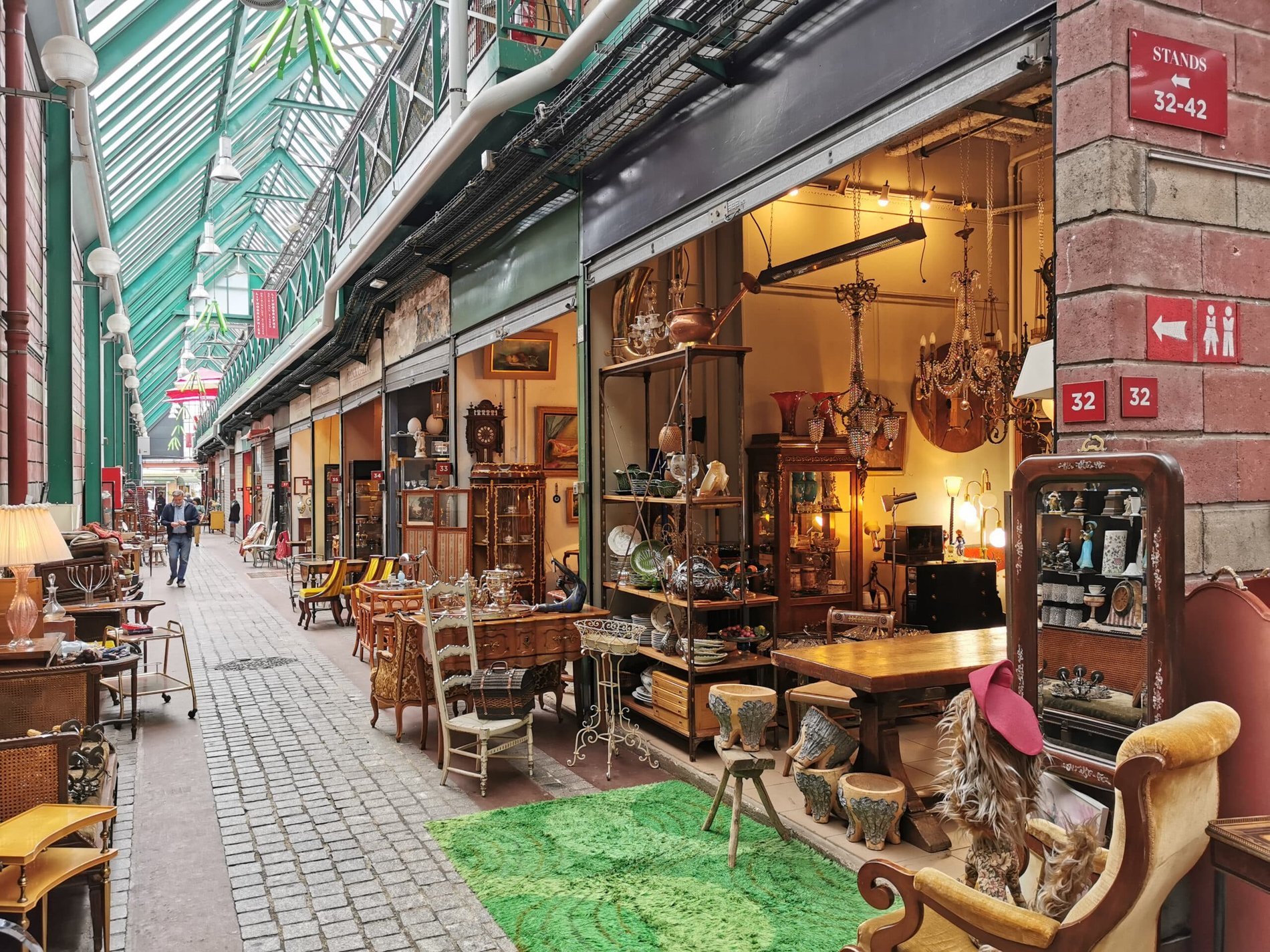 Marché aux Puces de Saint-Ouen avec antiquaires, brocante et mobilier vintage à proximité de l’Hôtel Glasgow Monceau