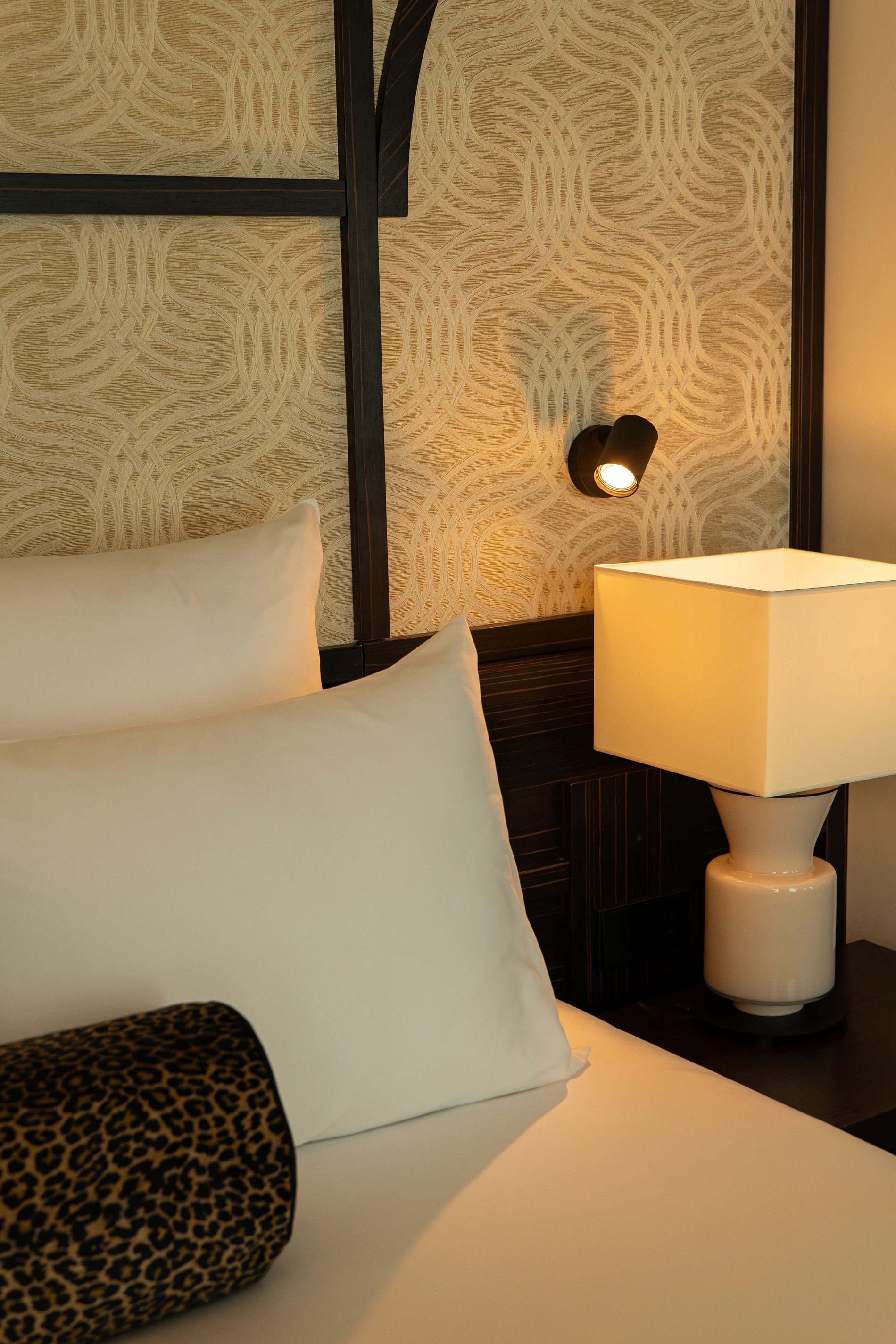 Chambre élégante de Maison Cassandre avec décoration contemporaine et éclairage raffiné