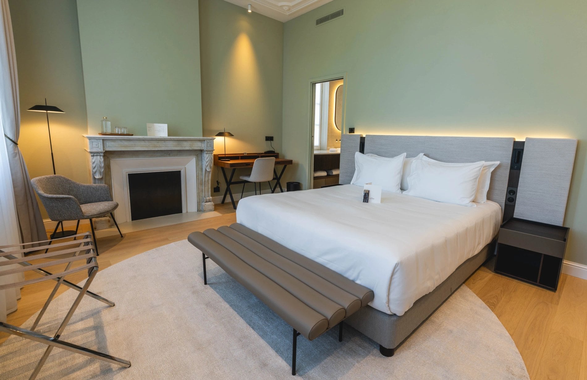 Chambre Essentielle de la Villa des Vignes avec cheminée et coin bureau élégant